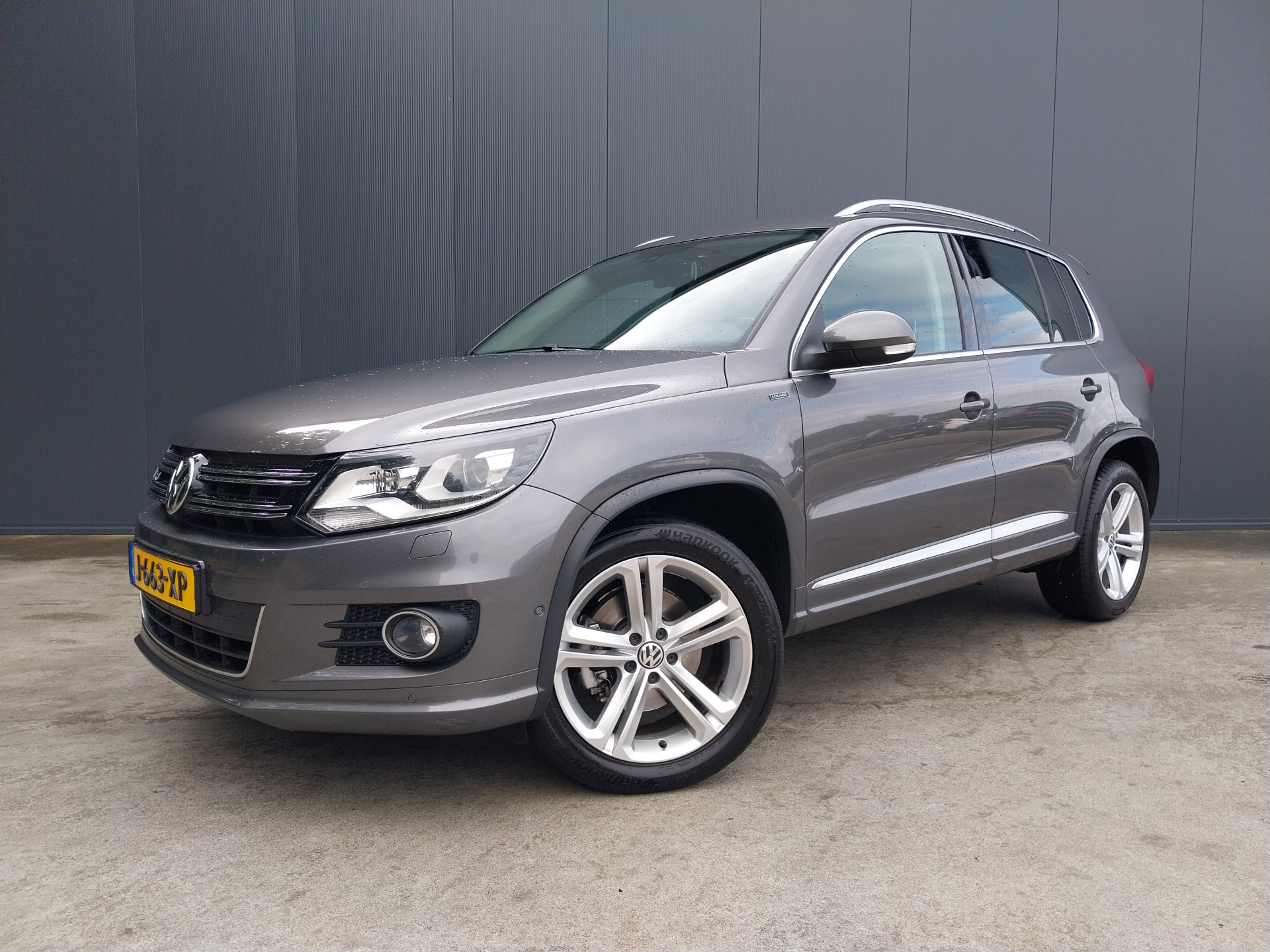 Volkswagen Tiguan 1.4 TSI R-Line Edition XENON LED NAVI ECC TREKHAAK 2015 - voorkant