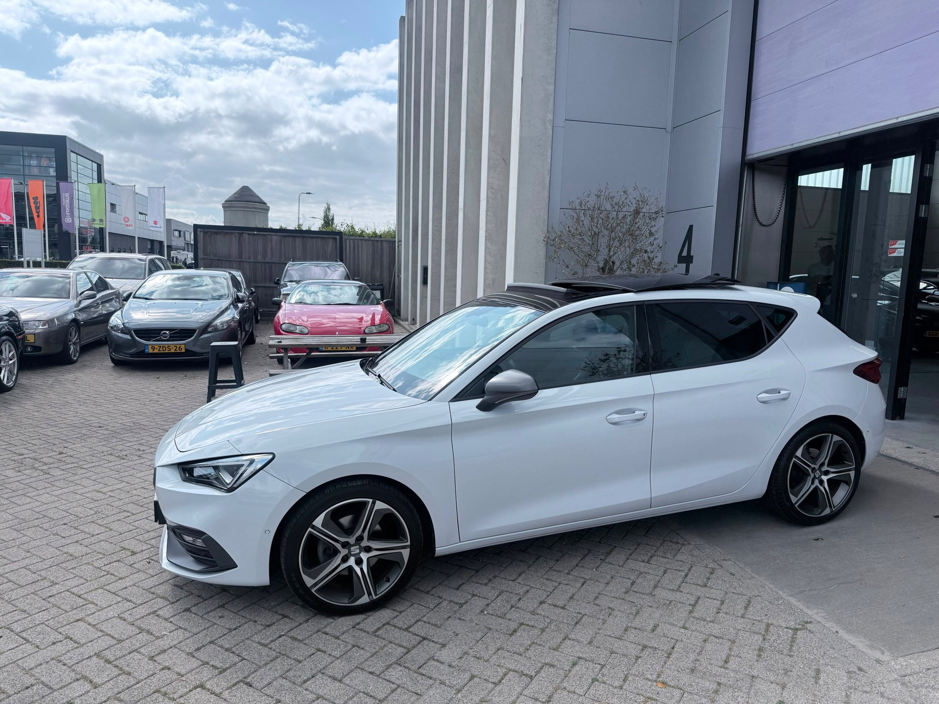 Seat Seat Leon 1.5 eTSI FR VOL OPTIES! NAP! PANO! CARPLAY! NIEUWSTAAT! INRUIL MOGELIJK! 2021 - voorkant
