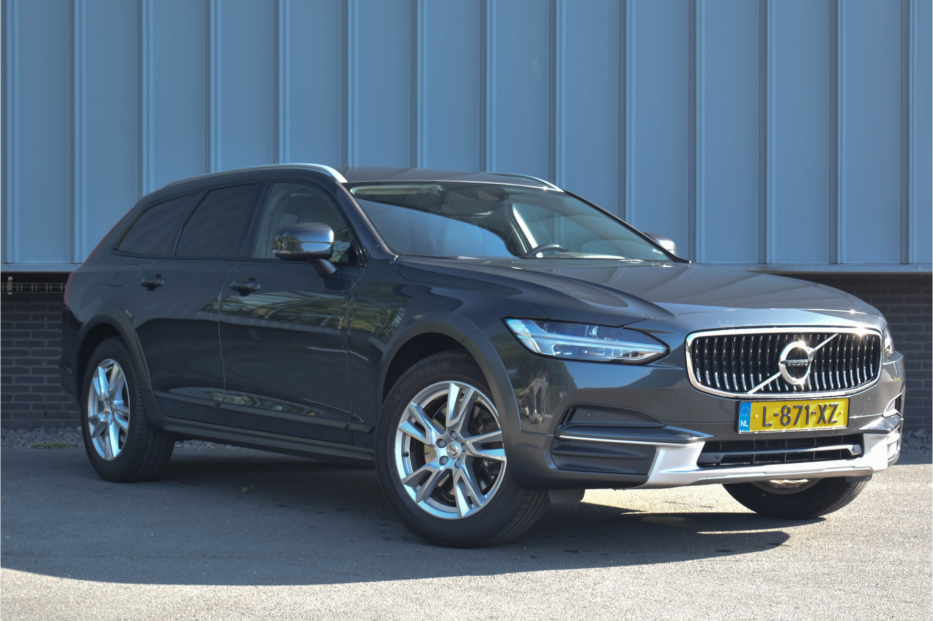 Volvo V90 Cross Country 2.0 D4 Aut. | Polestar Eng. | Trekhaak | Carplay | Navi | Stoelverwarming 2017 - voorkant