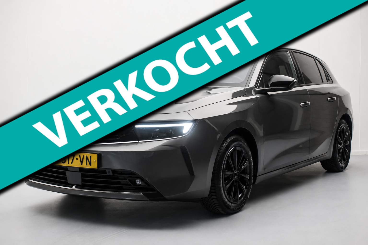 Opel Astra 1.2 Turbo Black Edition NL-auto [ Full LED Carplay 1e Eigenaar Keyless Start Digital Dashboard Parkeersensoren ] 2022 - voorkant