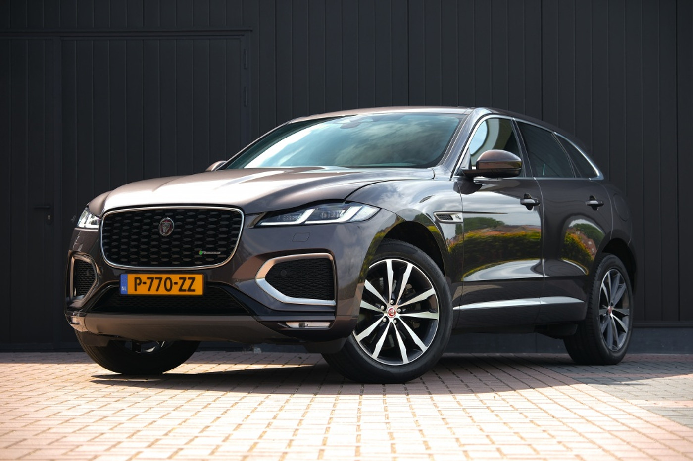 Jaguar Jaguar F-pace 2.0 P400e PHEV R-Dynamic Black | Meridian Surround Sound | Volleder | Panodak | CarPlay | 360 Cam | Memory | Adap Cruise | 360Cam | Etc..  Org NL 2022 - voorkant