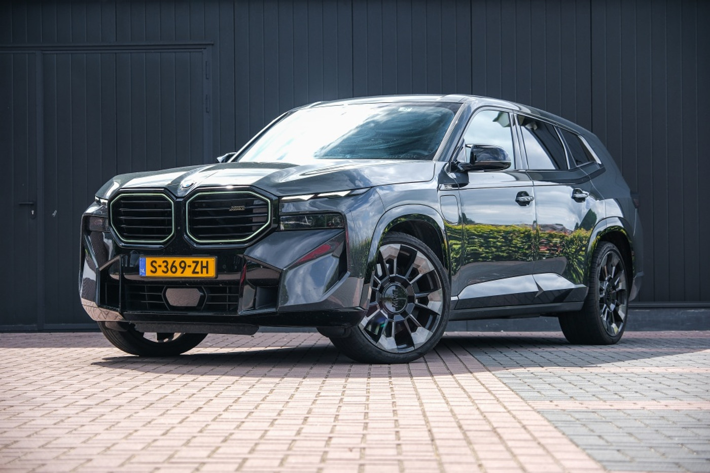 BMW XM PHEV 30 kWh V8 T 653pk High Exe | M Package | 1 eig | Org NL | Carbon | Bowers & Wilkins Diamond Sound | Individual Volleder +massage | 23“ | SportDiff | SoftClose | Adap onderstel | Stoelventilatie | 2023 - voorkant