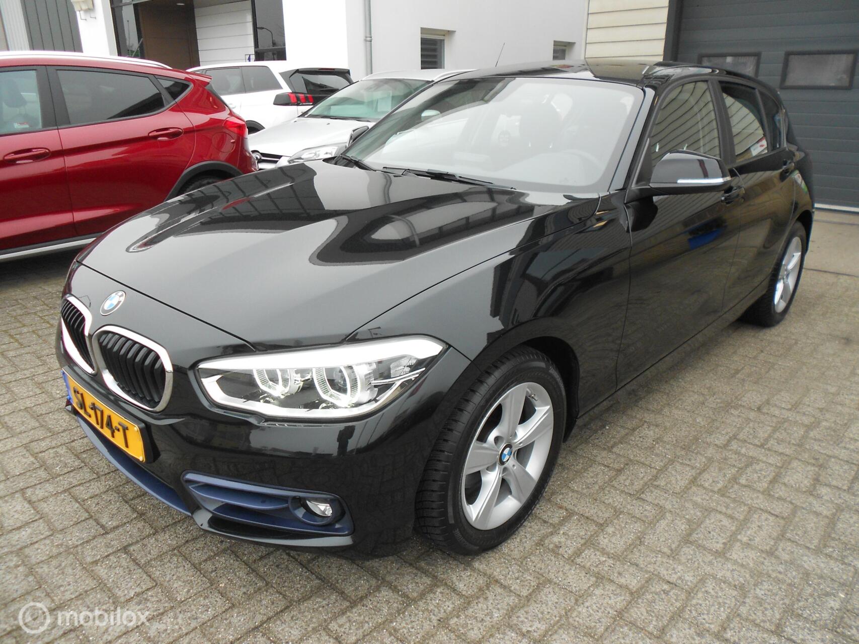 BMW 118i 118i Executive Automaat 2018 - voorkant