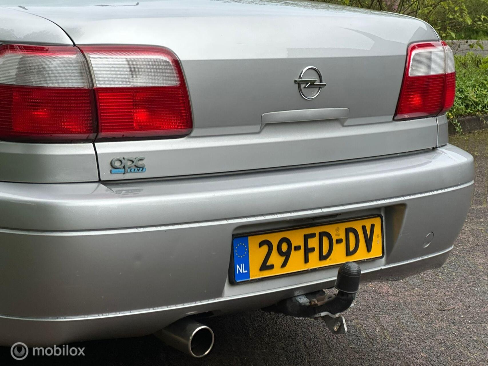 Foto van Opel Omega-b