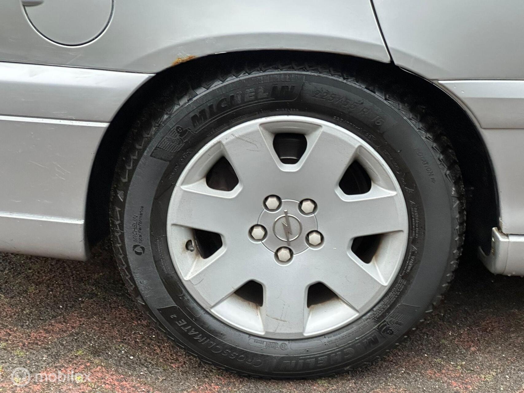 Foto van Opel Omega-b