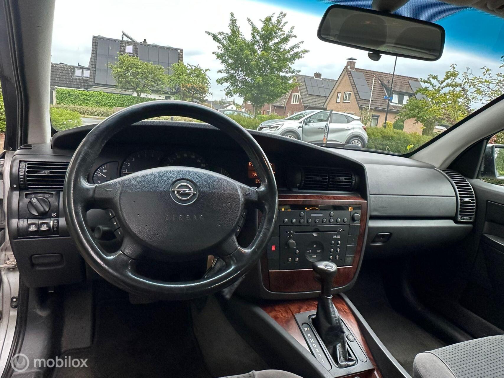 Foto van Opel Omega-b