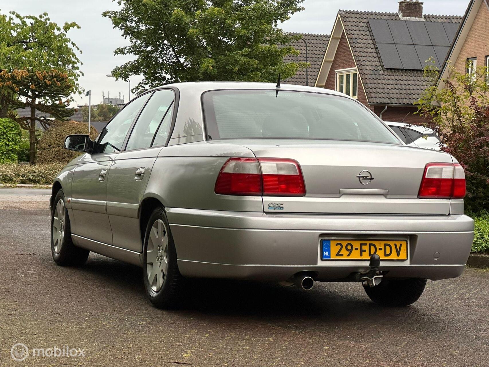 Foto van Opel Omega-b
