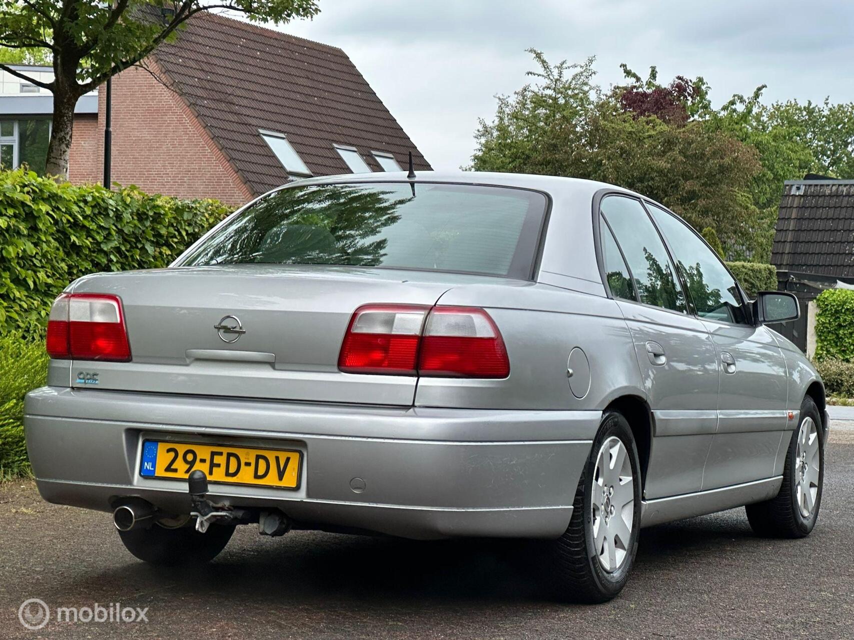 Foto van Opel Omega-b