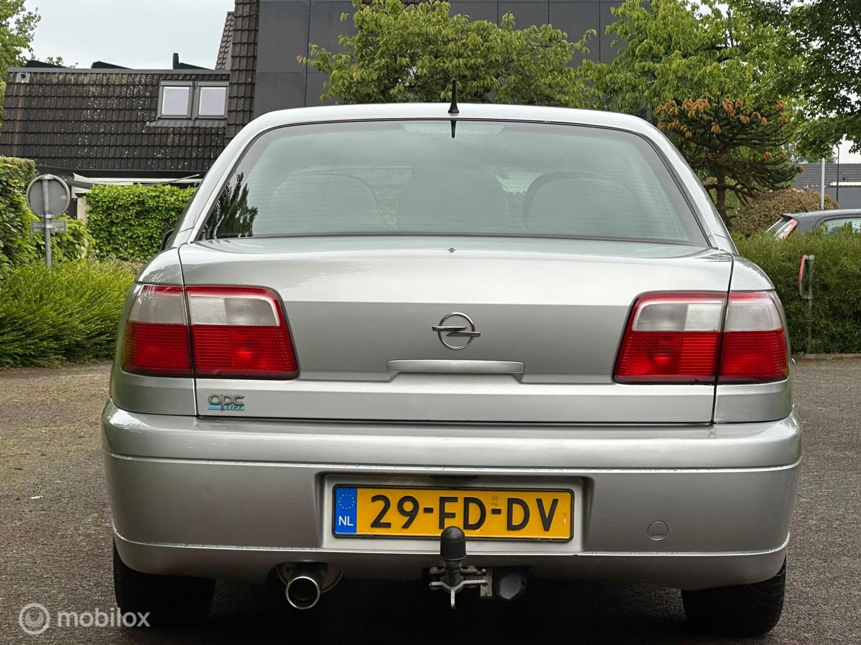 Foto van Opel Omega-b