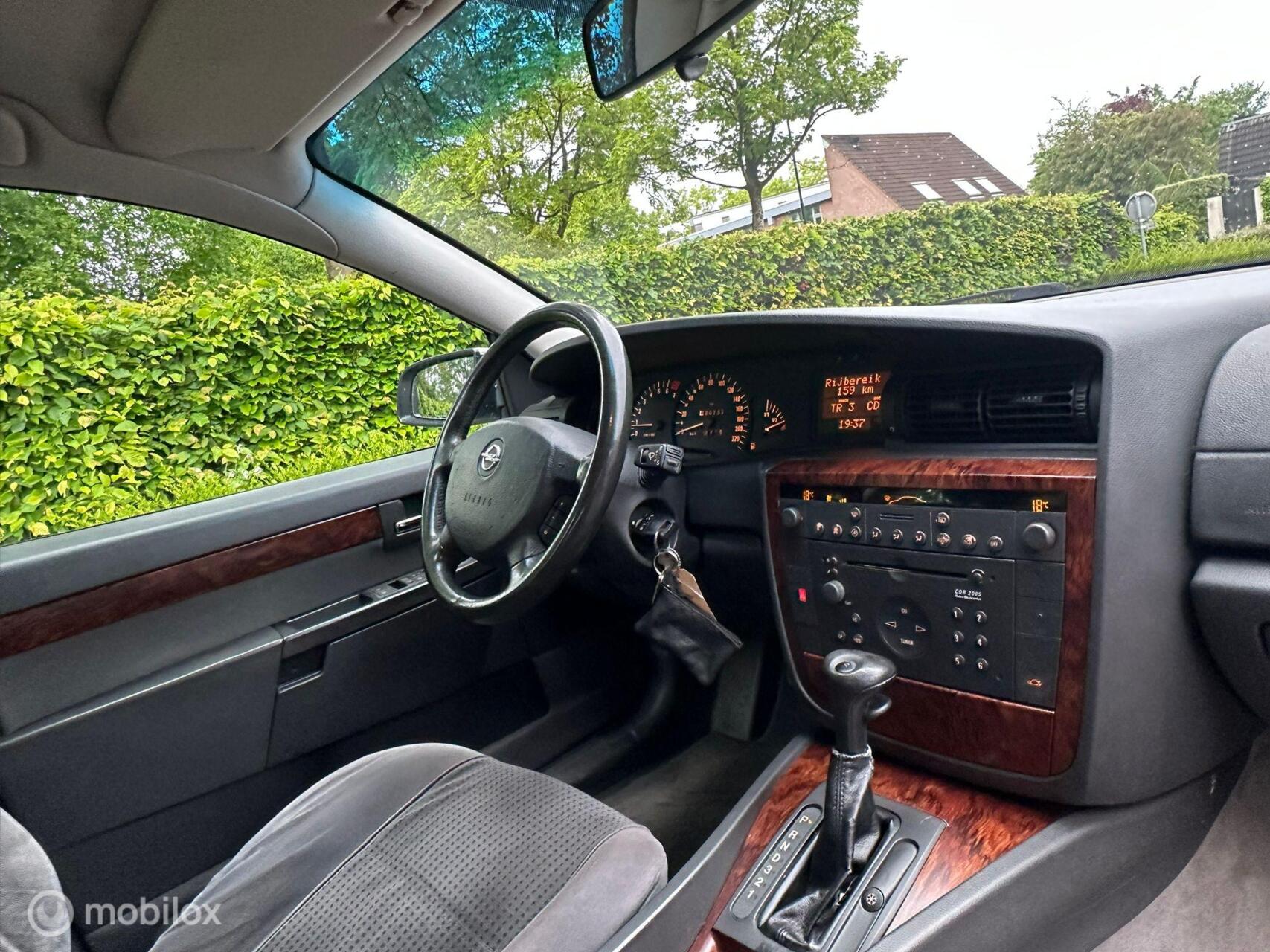 Foto van Opel Omega-b