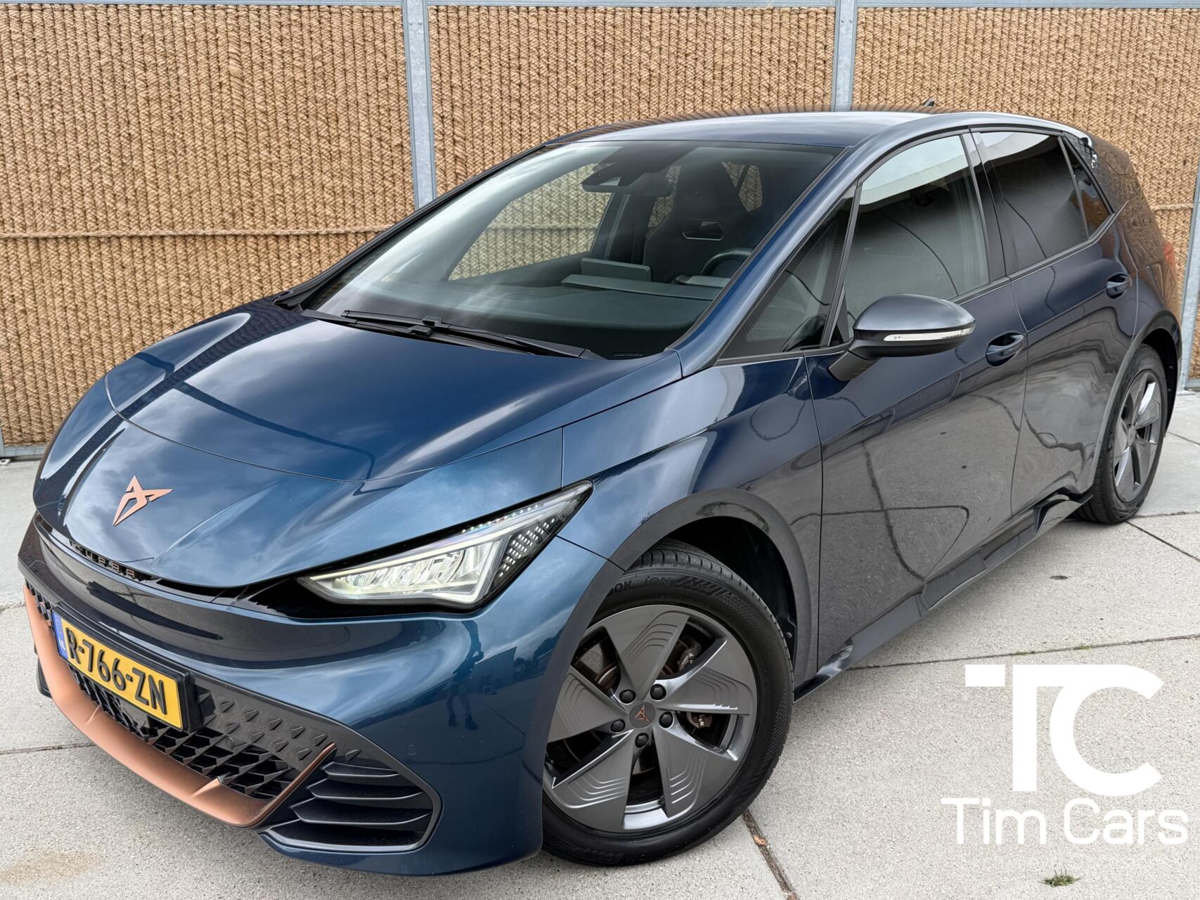 Cupra Born 150 KW 58/62 KWH Business 62 kWh Aurora Blue | Climate control | Cruise control adaptief | DAB ontvanger | Apple CarPlay/Android Auto | Full-LED | Navigatiesysteem | Parkeersensoren voor en achter | Achteruitrijcamera 2022 - voorkant