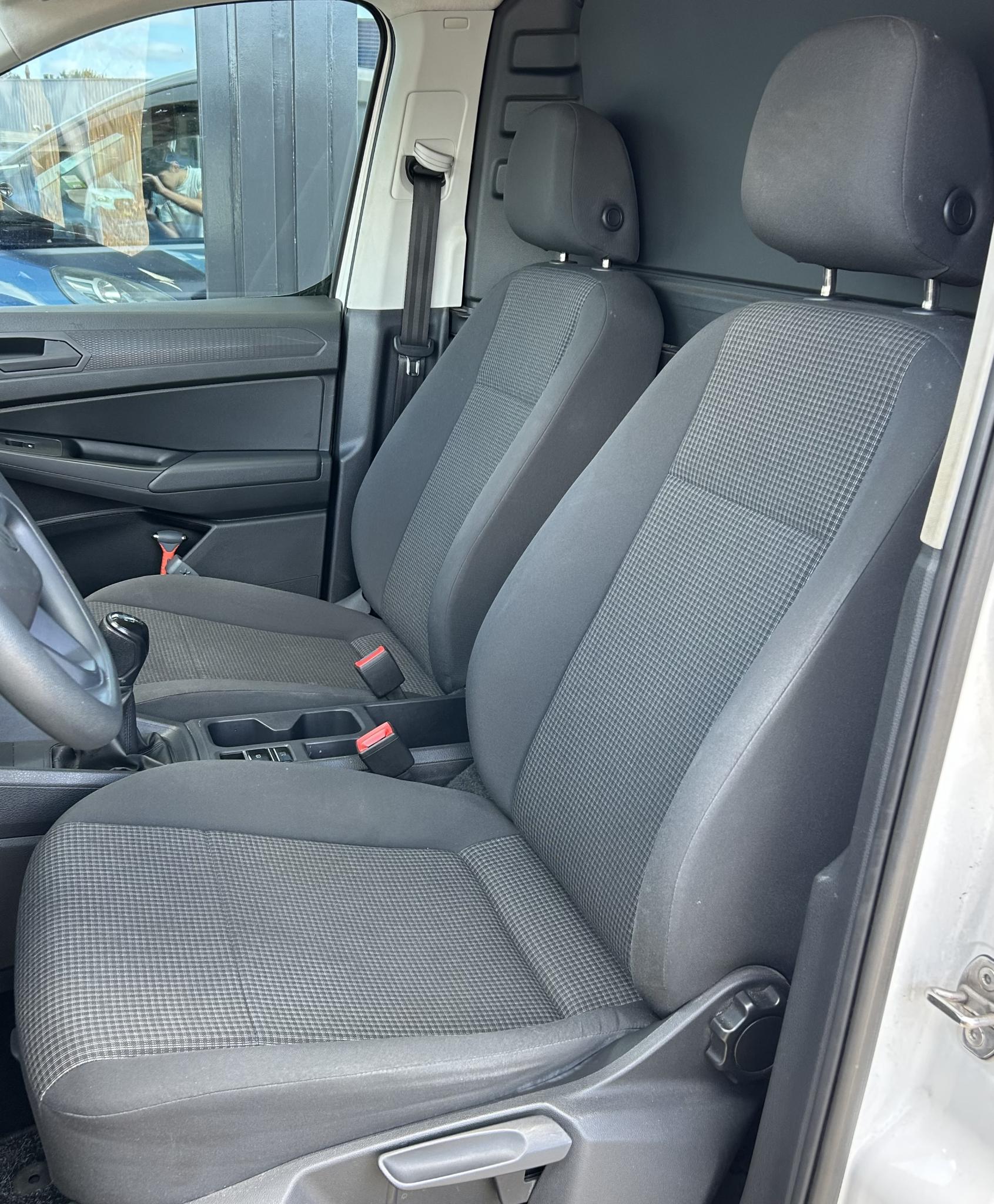 Foto van Volkswagen Caddy Modified Partition Wall