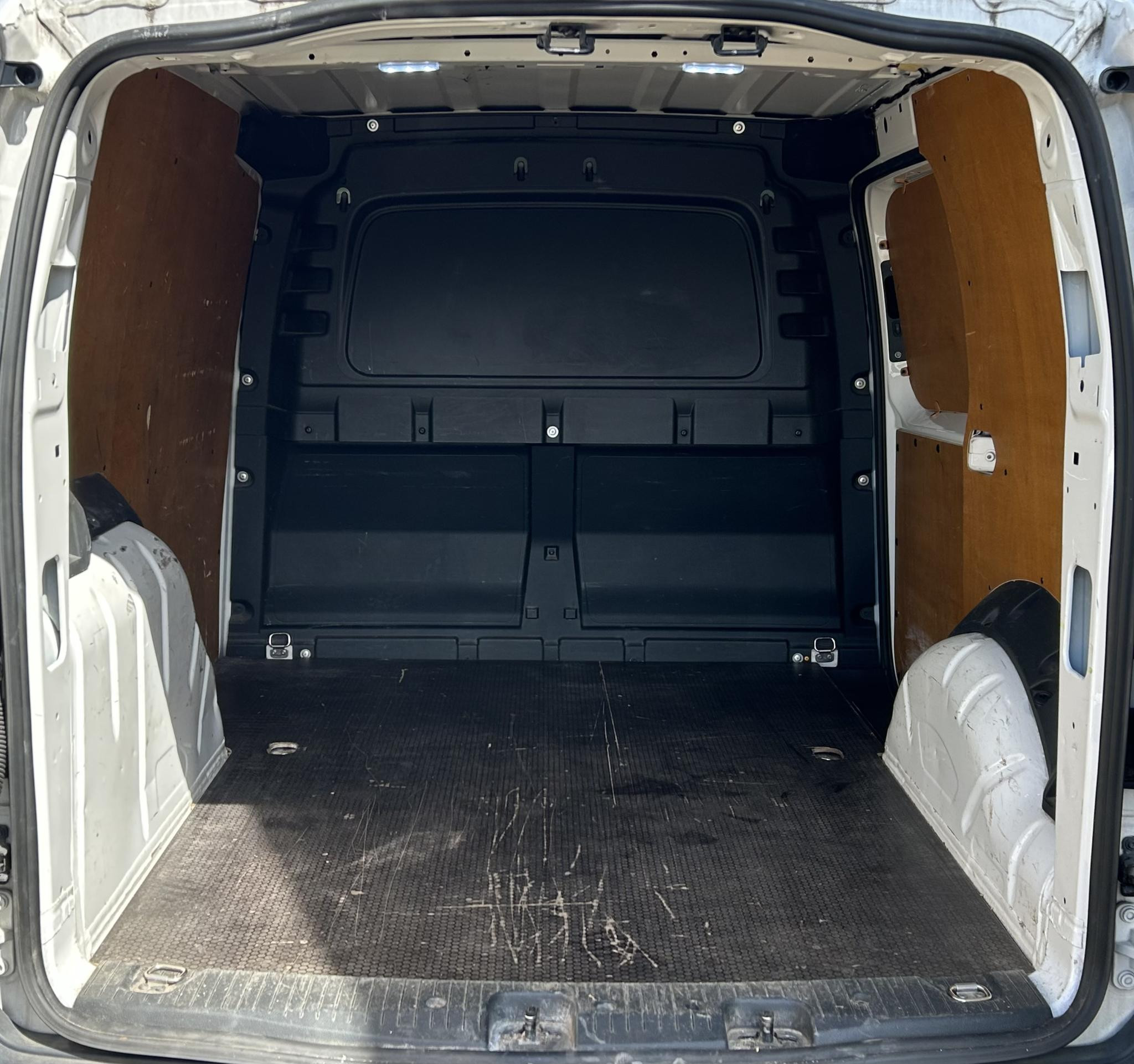 Foto van Volkswagen Caddy Modified Partition Wall