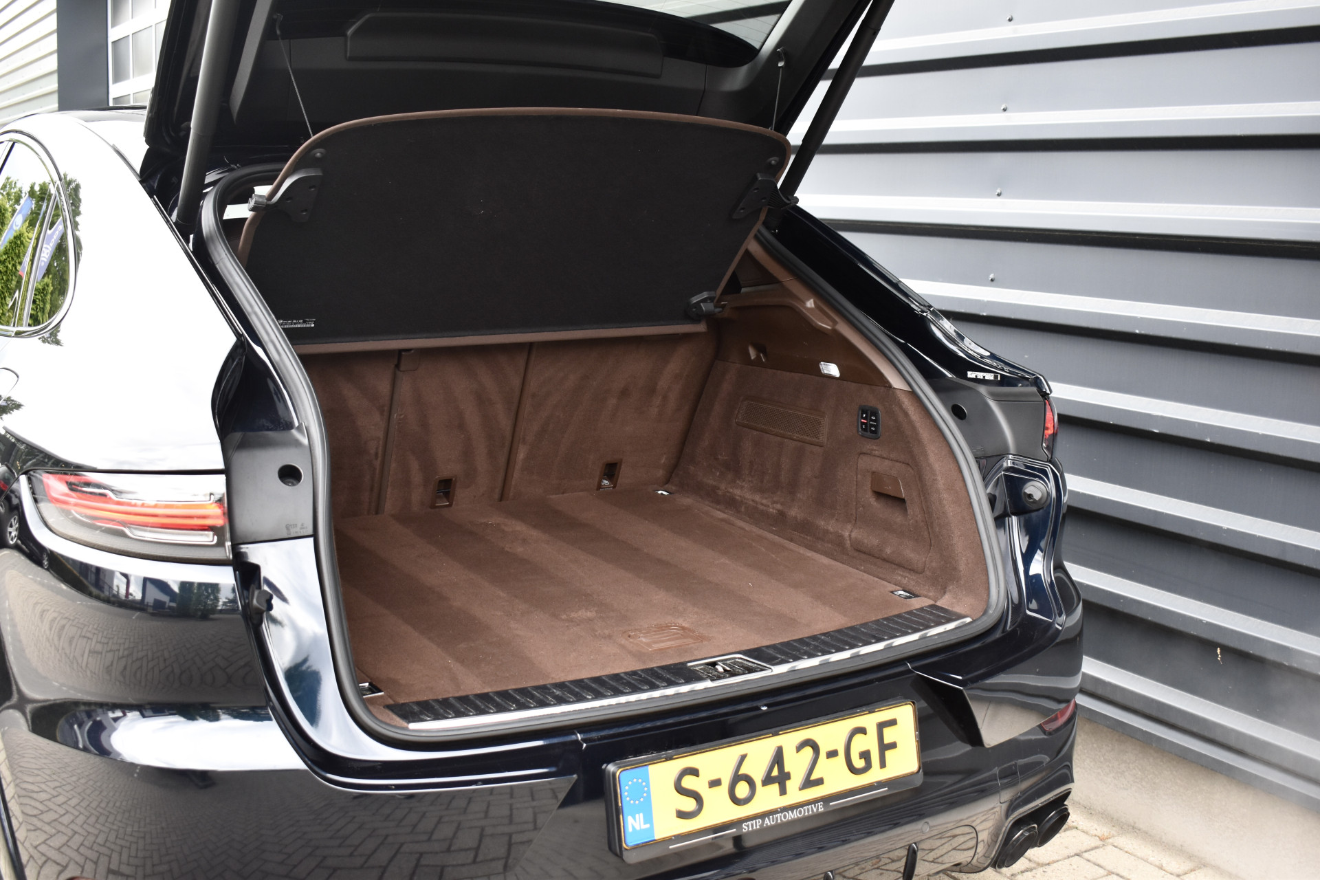 Foto van Porsche Cayenne E-hybrid