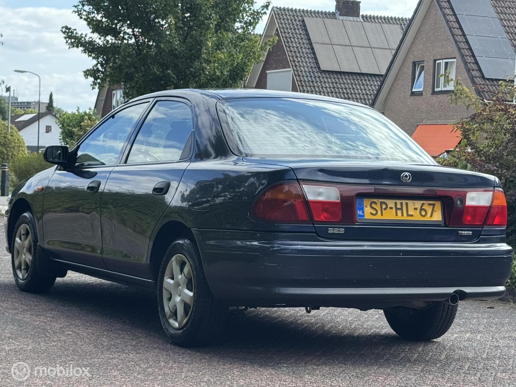Foto van Mazda Mazda 323