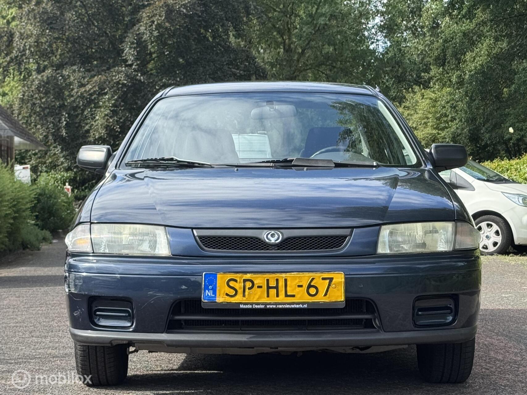 Foto van Mazda Mazda 323