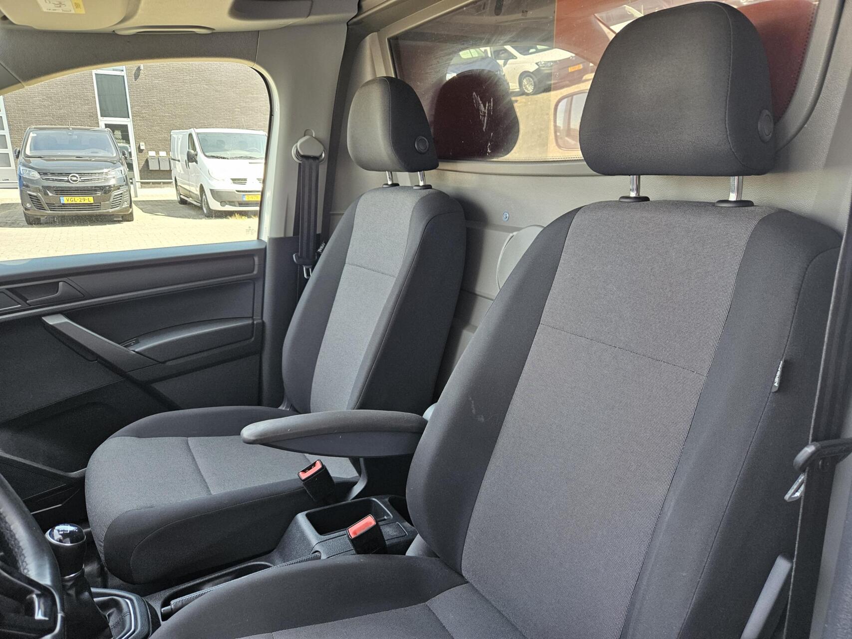Foto van Volkswagen Caddy Modified Partition Wall