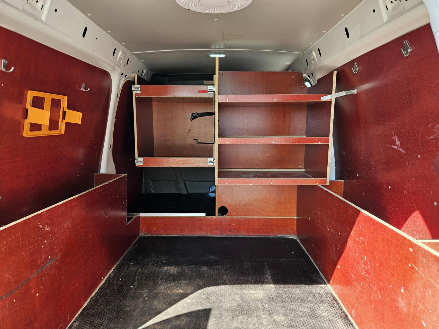 Foto van Volkswagen Caddy Modified Partition Wall