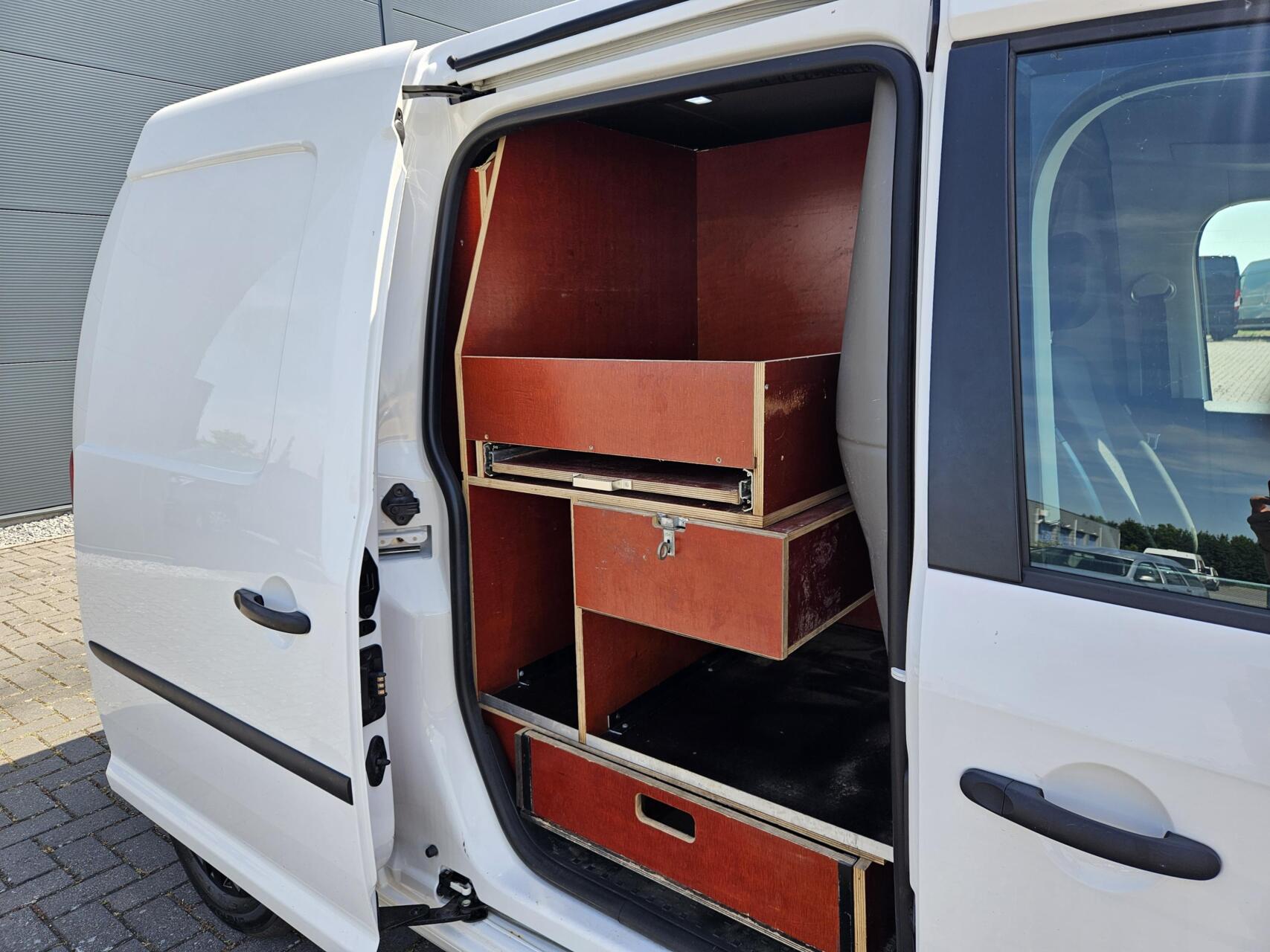 Foto van Volkswagen Caddy Modified Partition Wall
