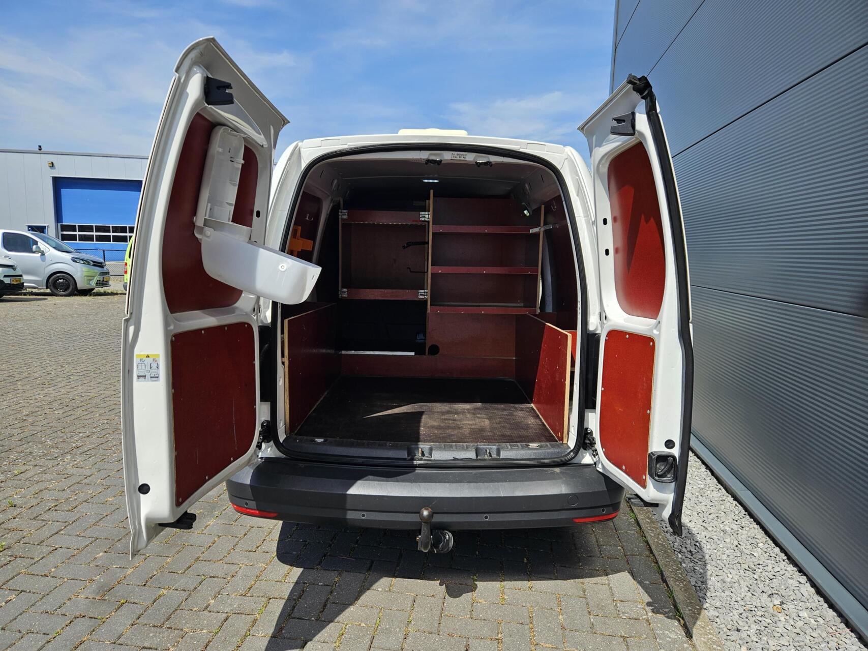 Foto van Volkswagen Caddy Modified Partition Wall