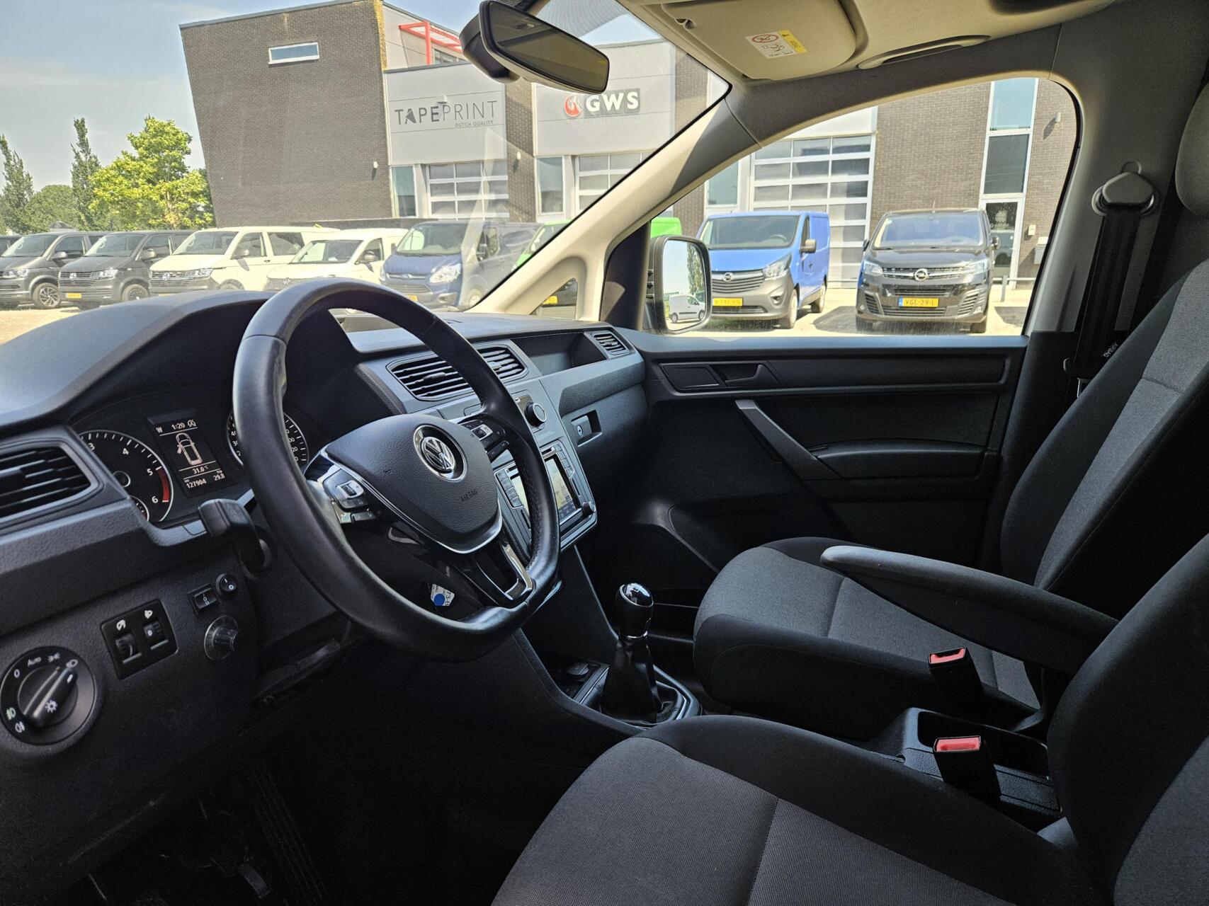 Foto van Volkswagen Caddy Modified Partition Wall