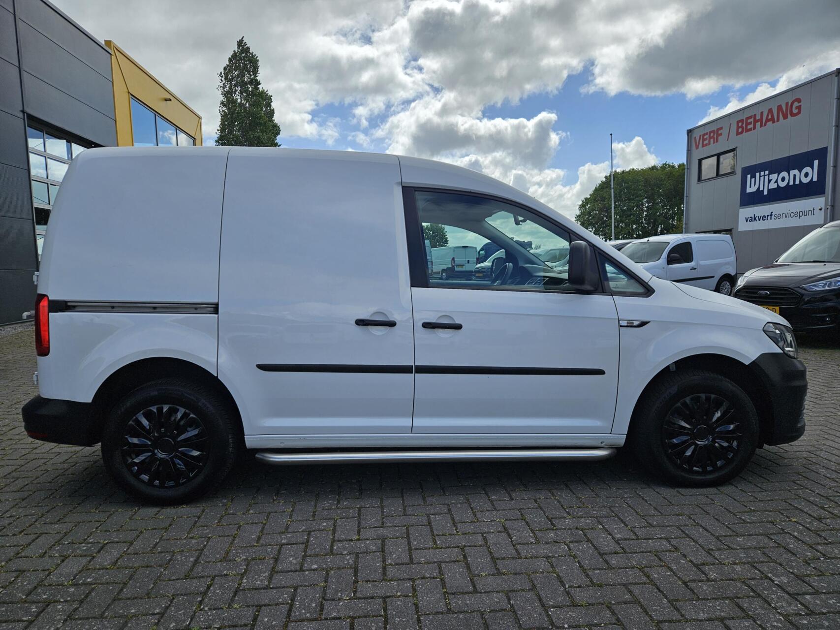 Foto van Volkswagen Caddy Modified Partition Wall