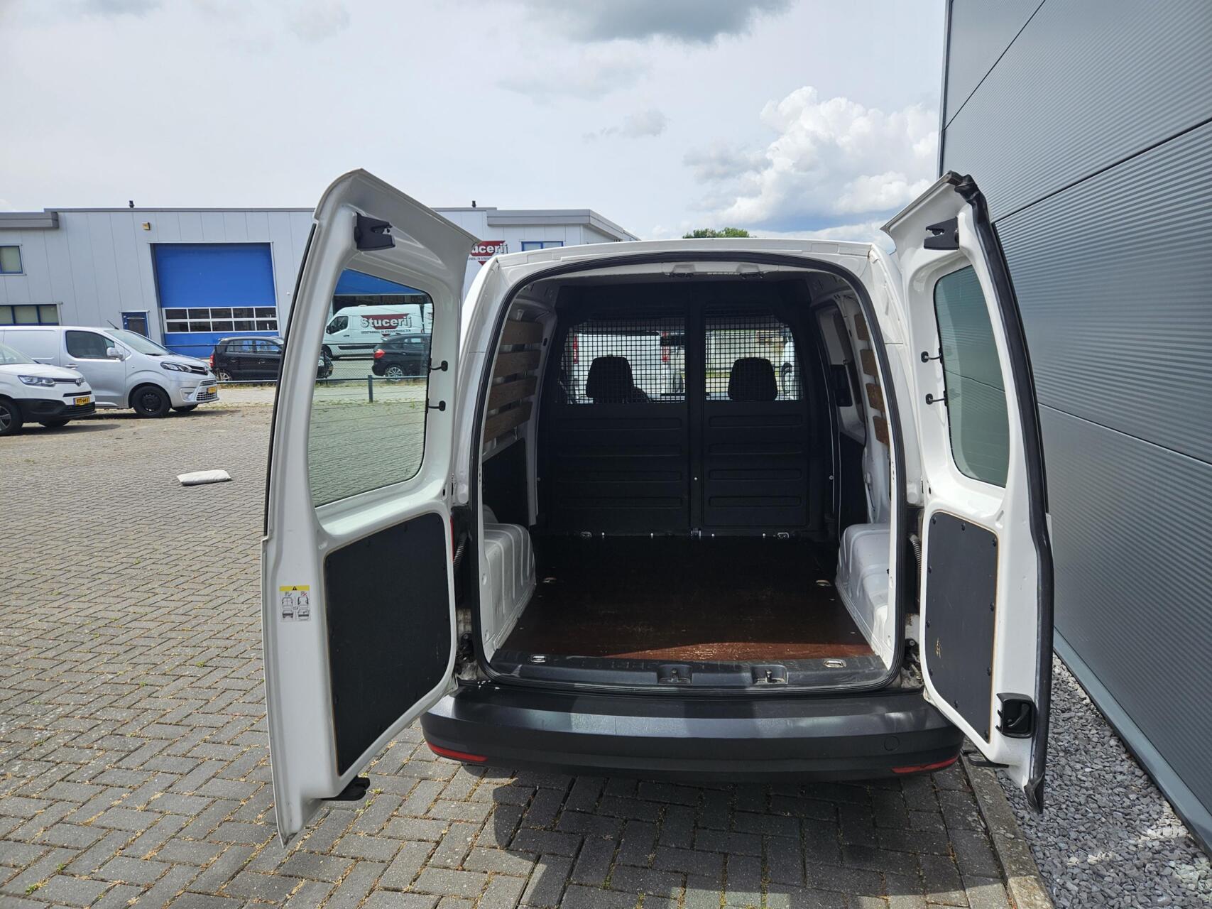 Foto van Volkswagen Caddy Modified Partition Wall
