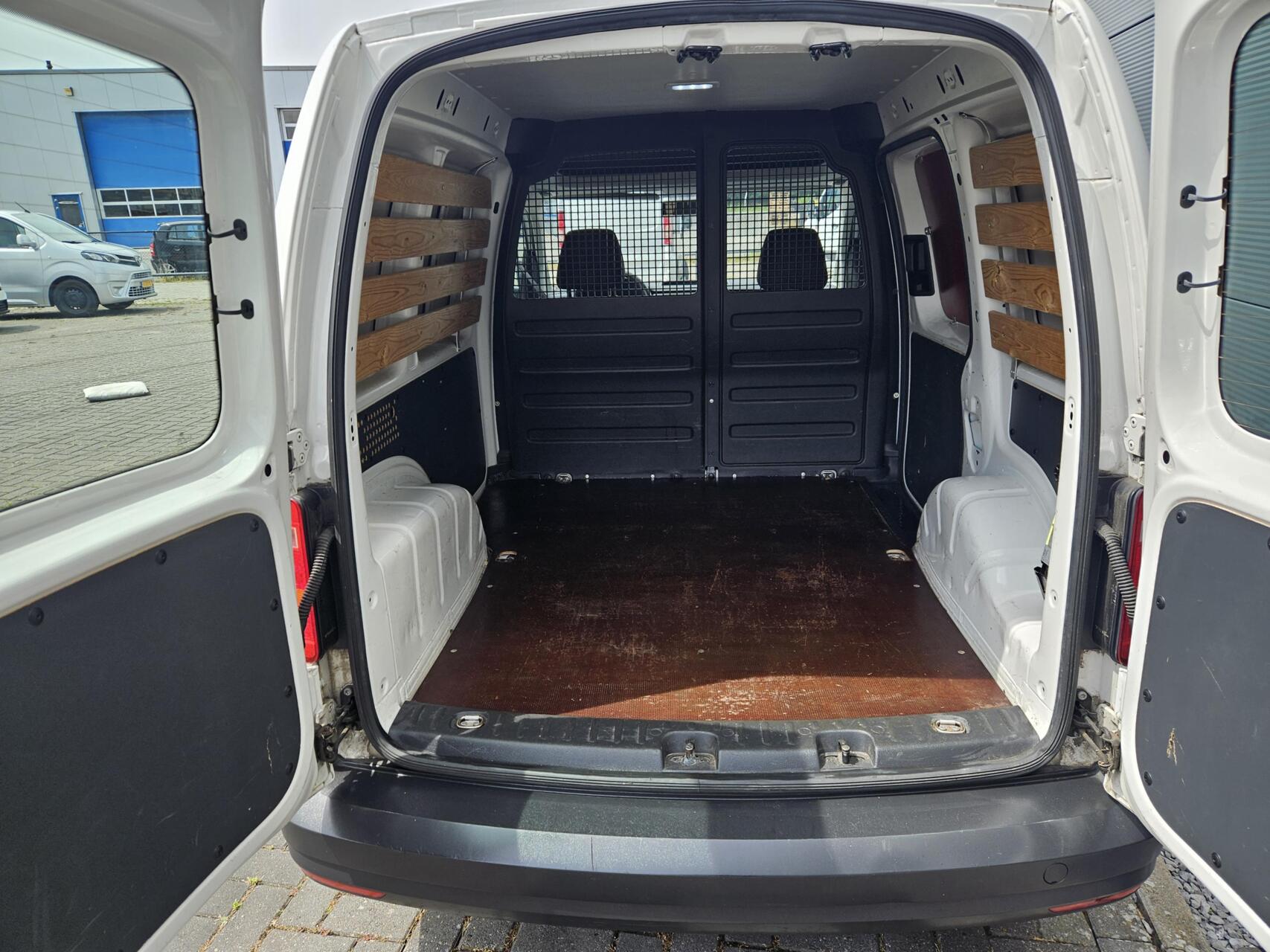 Foto van Volkswagen Caddy Modified Partition Wall