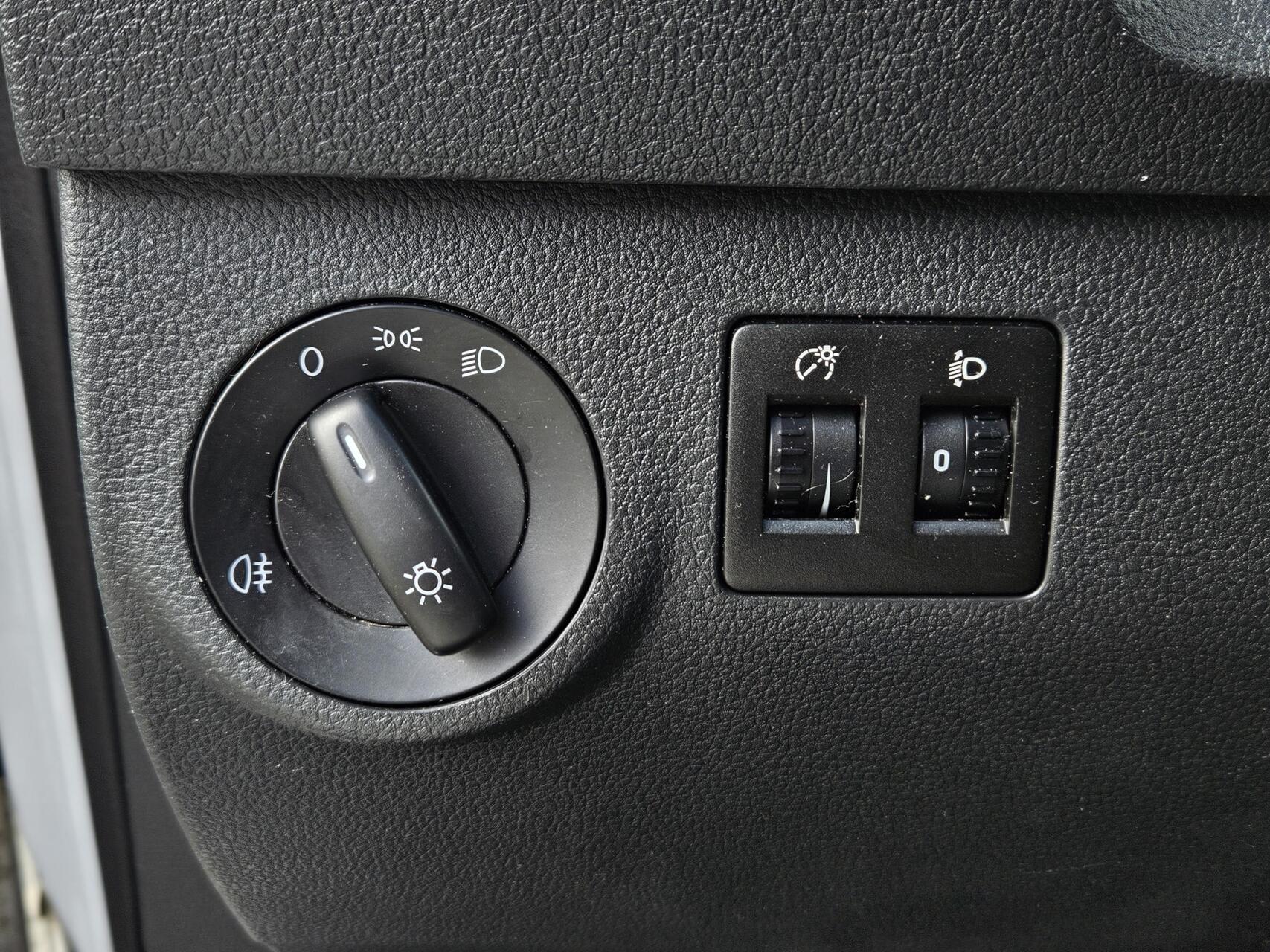Foto van Volkswagen Caddy Modified Partition Wall