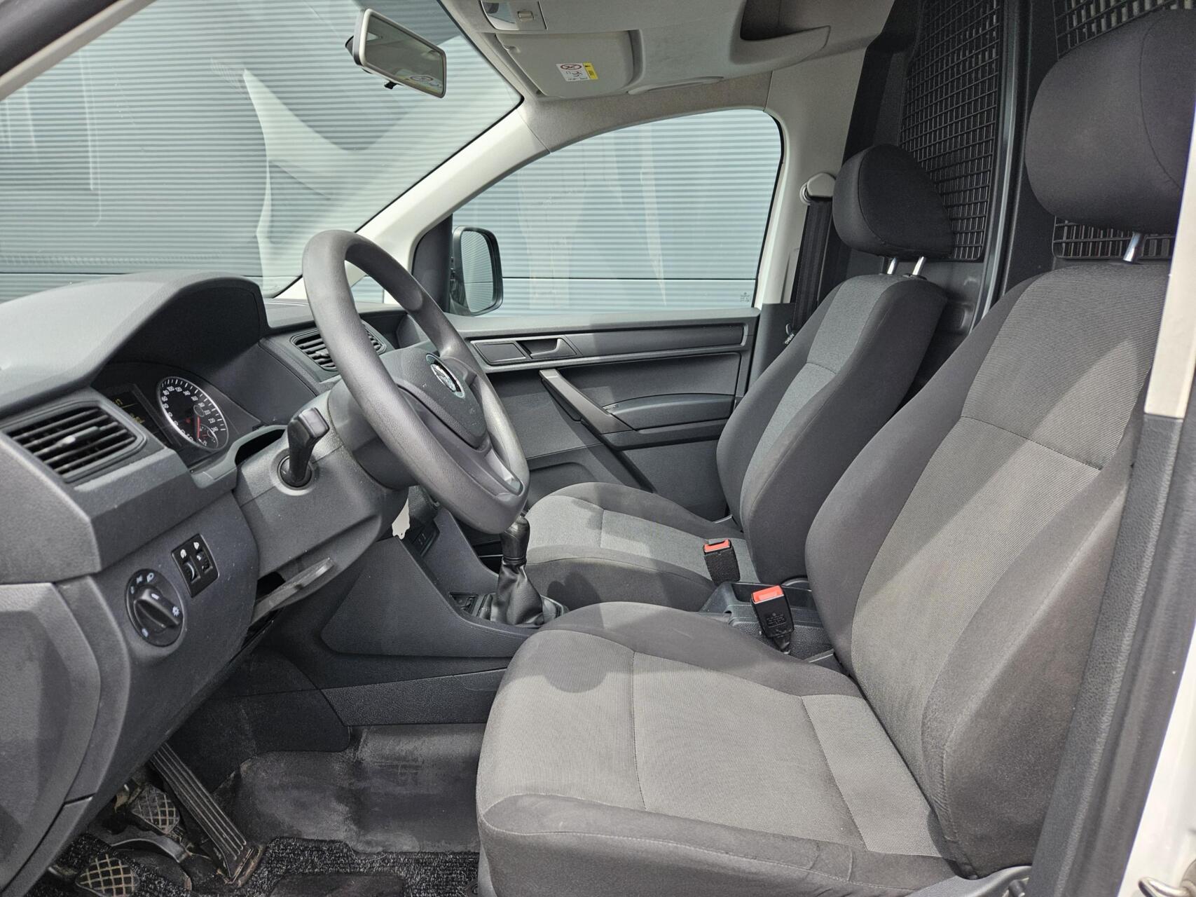 Foto van Volkswagen Caddy Modified Partition Wall