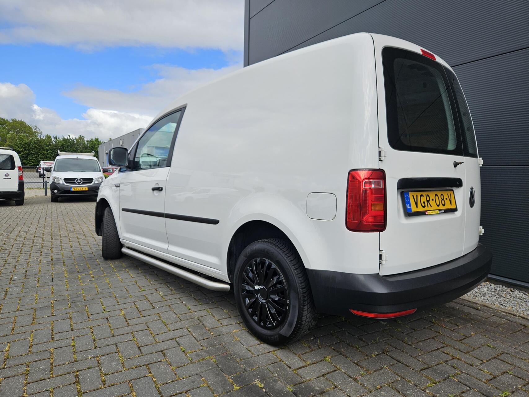 Foto van Volkswagen Caddy Modified Partition Wall