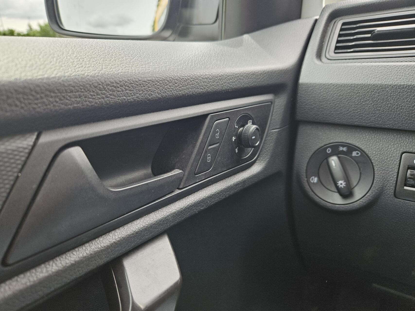 Foto van Volkswagen Caddy Modified Partition Wall