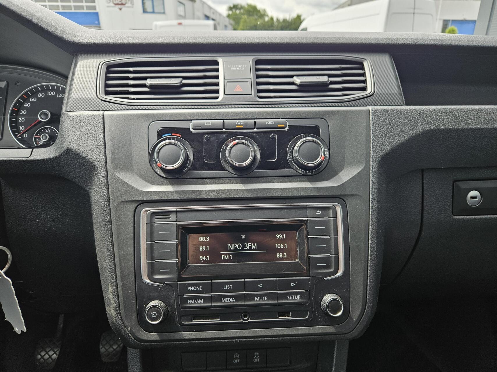 Foto van Volkswagen Caddy Modified Partition Wall