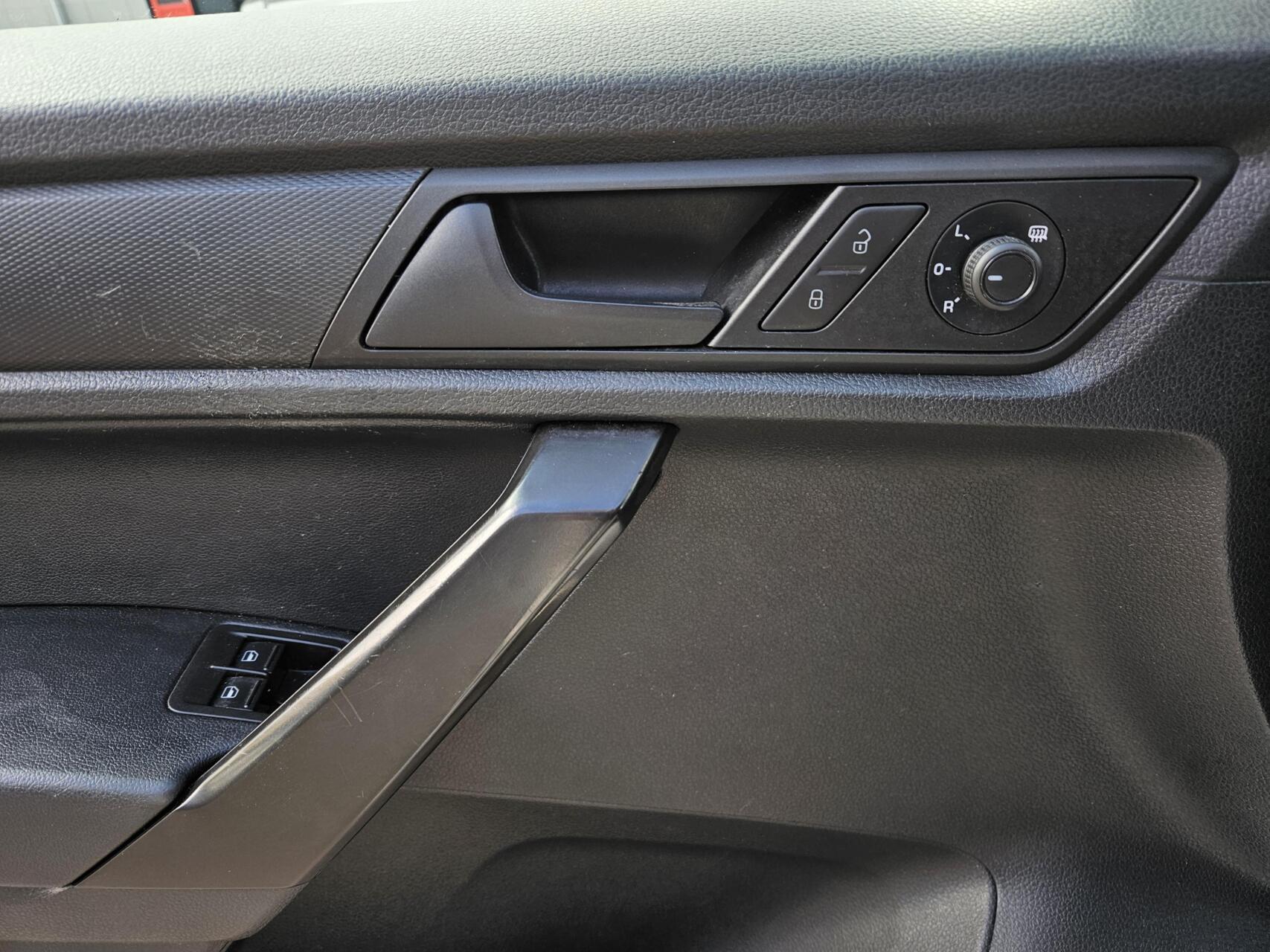 Foto van Volkswagen Caddy Modified Partition Wall