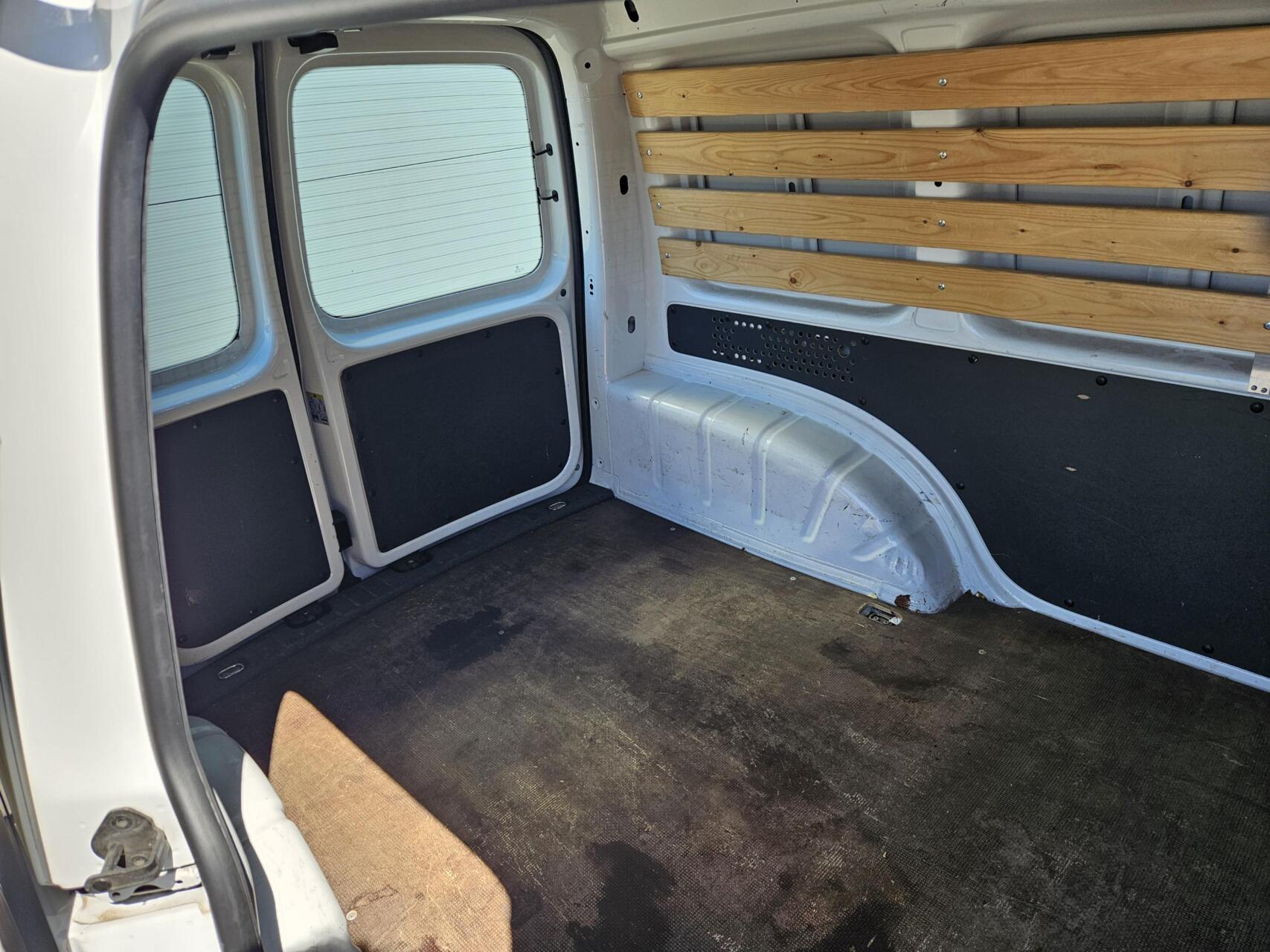 Foto van Volkswagen Caddy Modified Partition Wall
