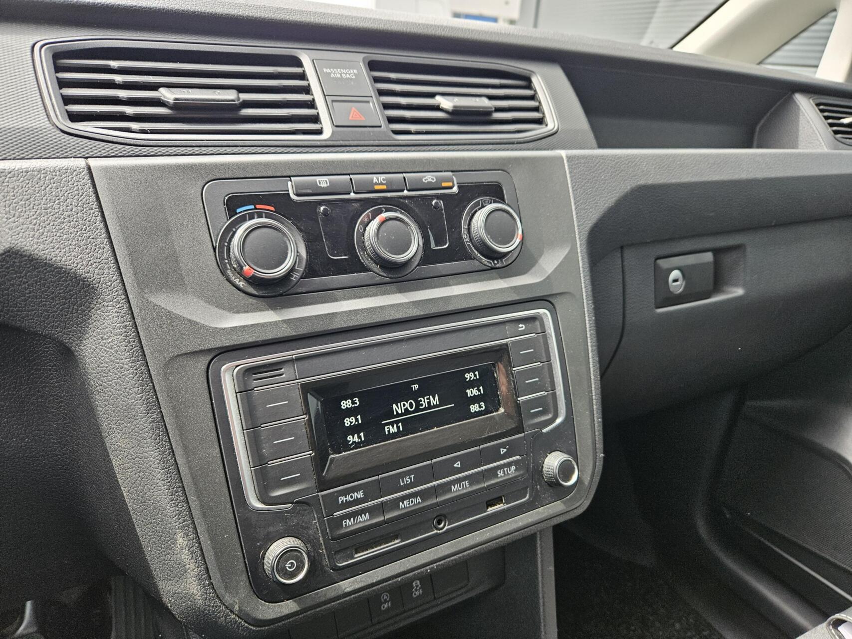 Foto van Volkswagen Caddy Modified Partition Wall