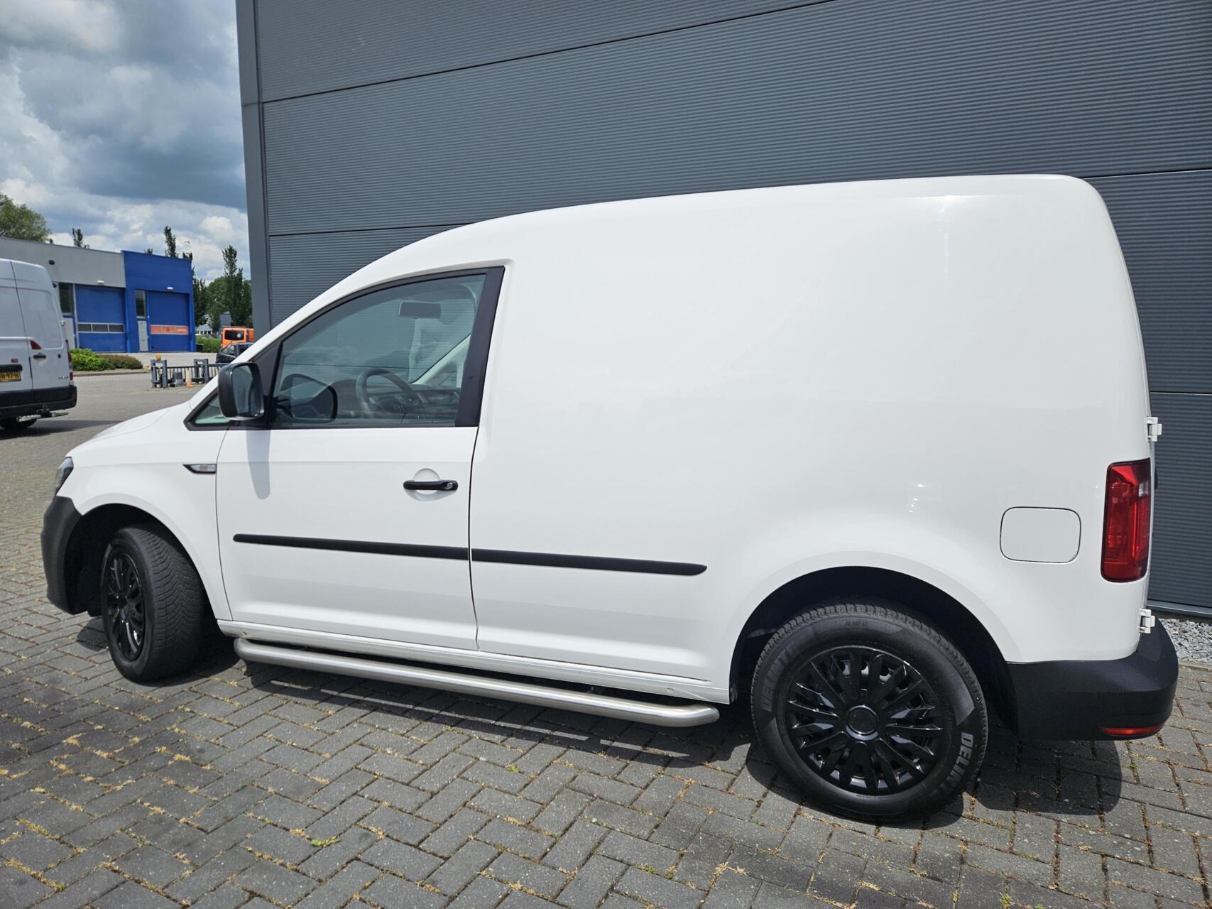 Foto van Volkswagen Caddy Modified Partition Wall