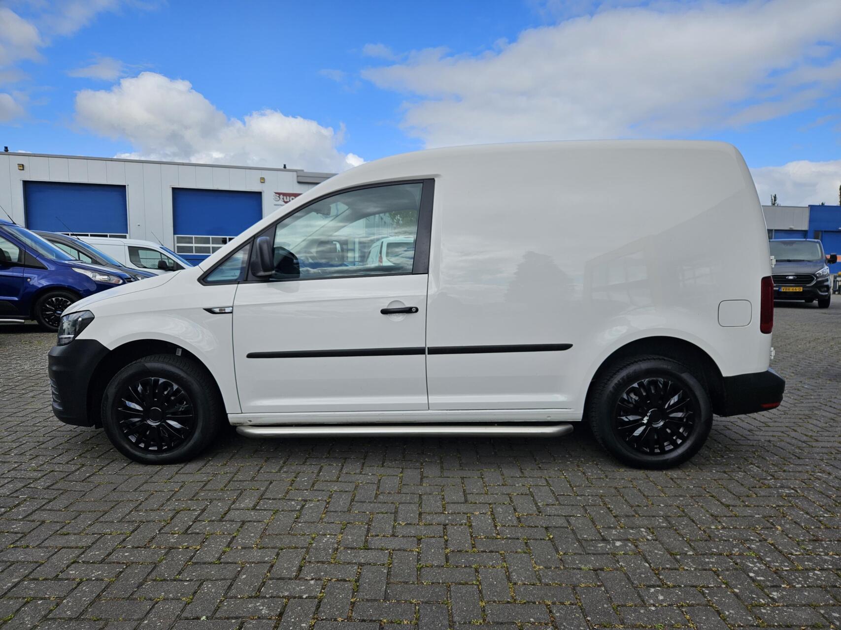 Foto van Volkswagen Caddy Modified Partition Wall