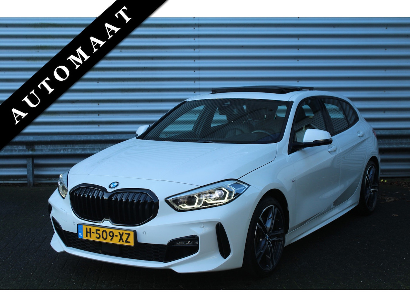 BMW 118i 118i 141pk High Executive Edition AUTOMAAT Panoramadak NL-Auto NAP 2020 - voorkant