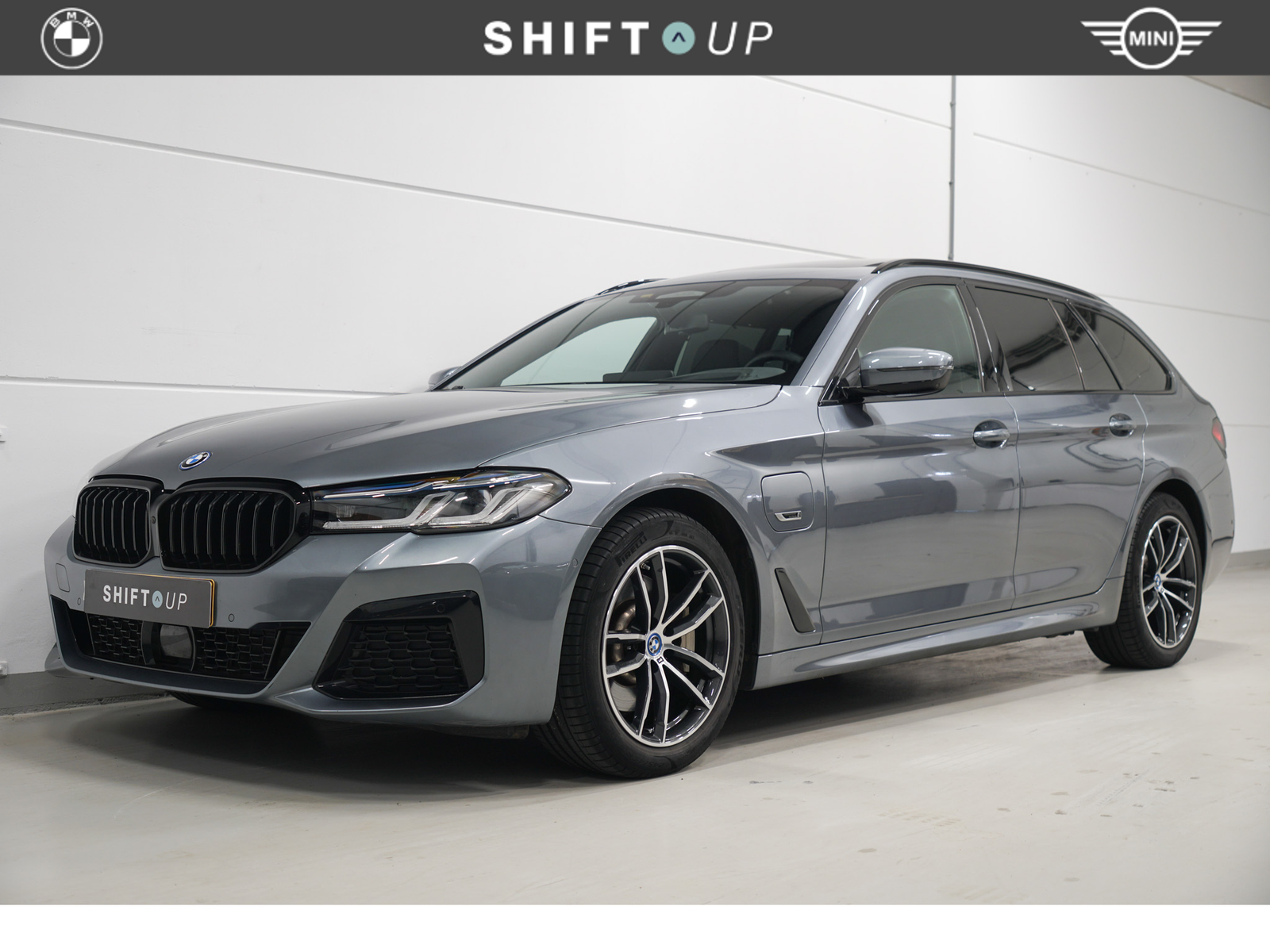 BMW 530e 530e Touring M-Sport | Panoramadak | CoPilot | Laser | Harman Kardon 2022 - voorkant