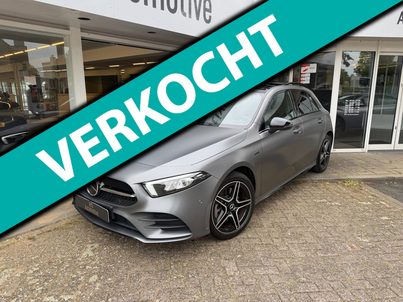 Mercedes-Benz A-klasse 250 e Business Solution AMG Limited - Pano - Magno Grijs - 1e eigenaar 2020 - voorkant