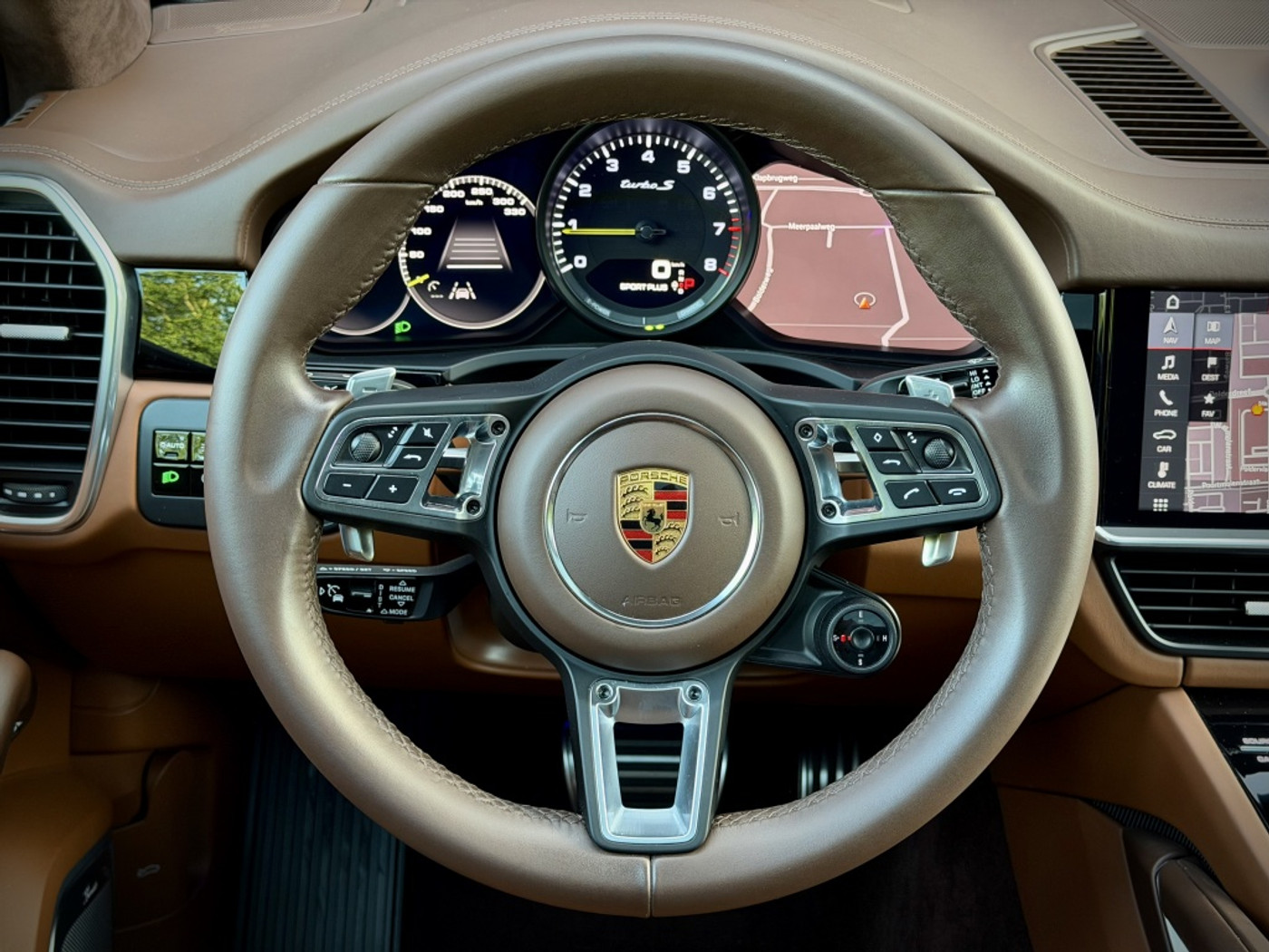Foto van Porsche Cayenne Turbo S E-hybrid