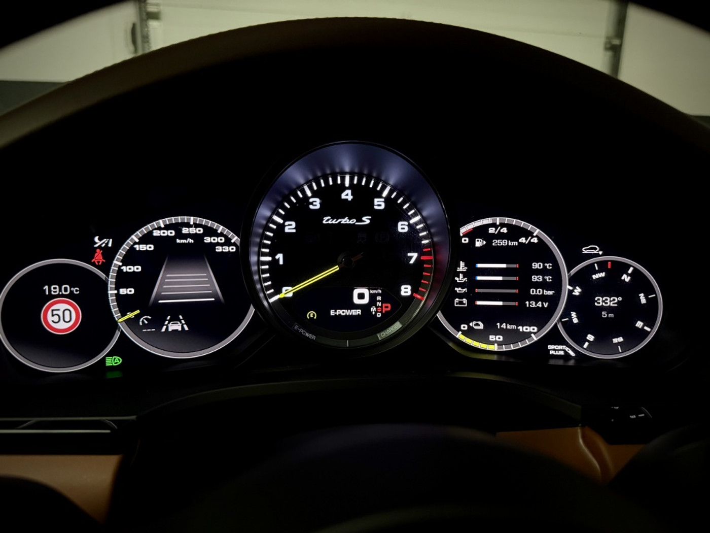 Foto van Porsche Cayenne Turbo S E-hybrid