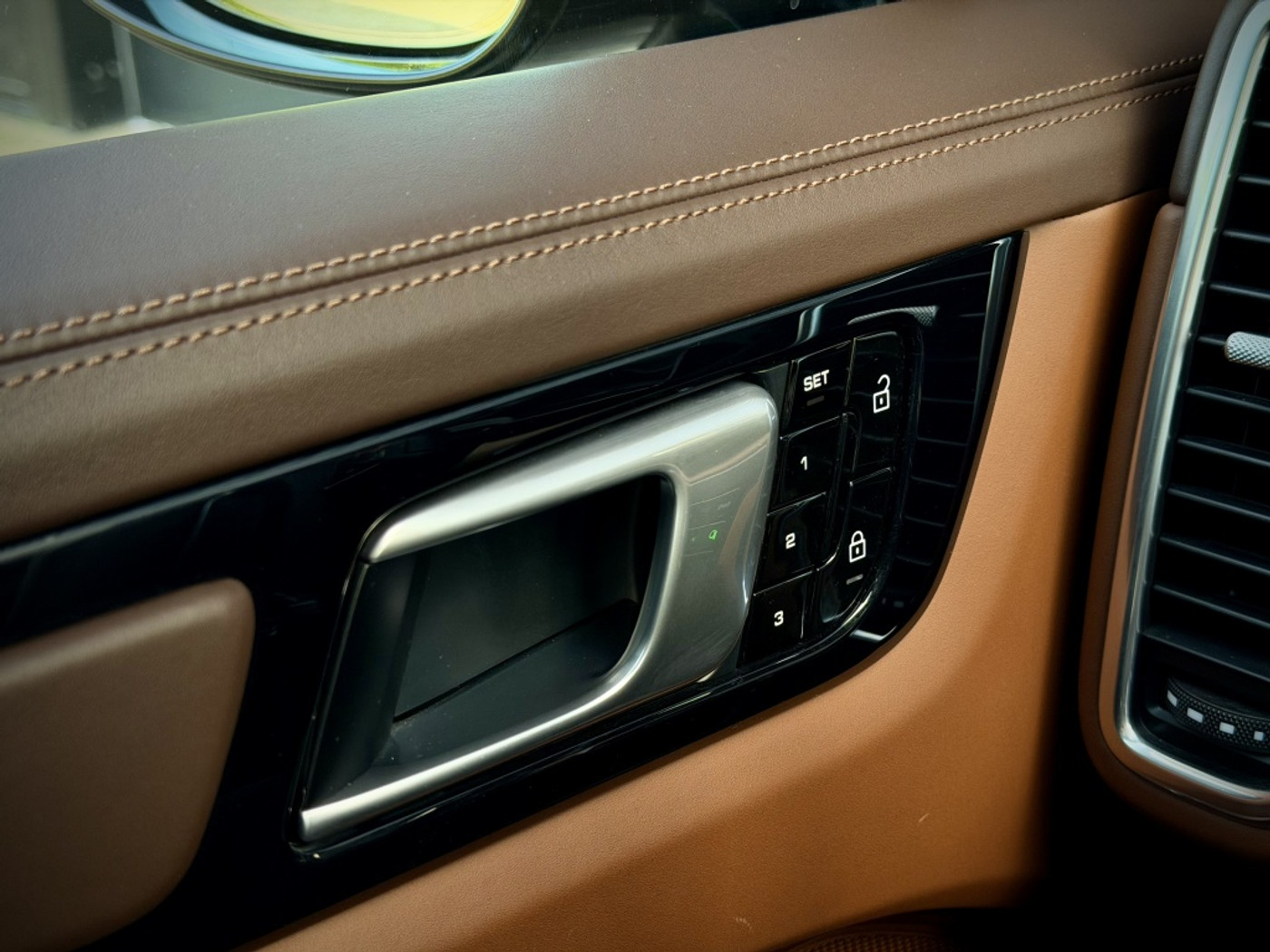 Foto van Porsche Cayenne Turbo S E-hybrid