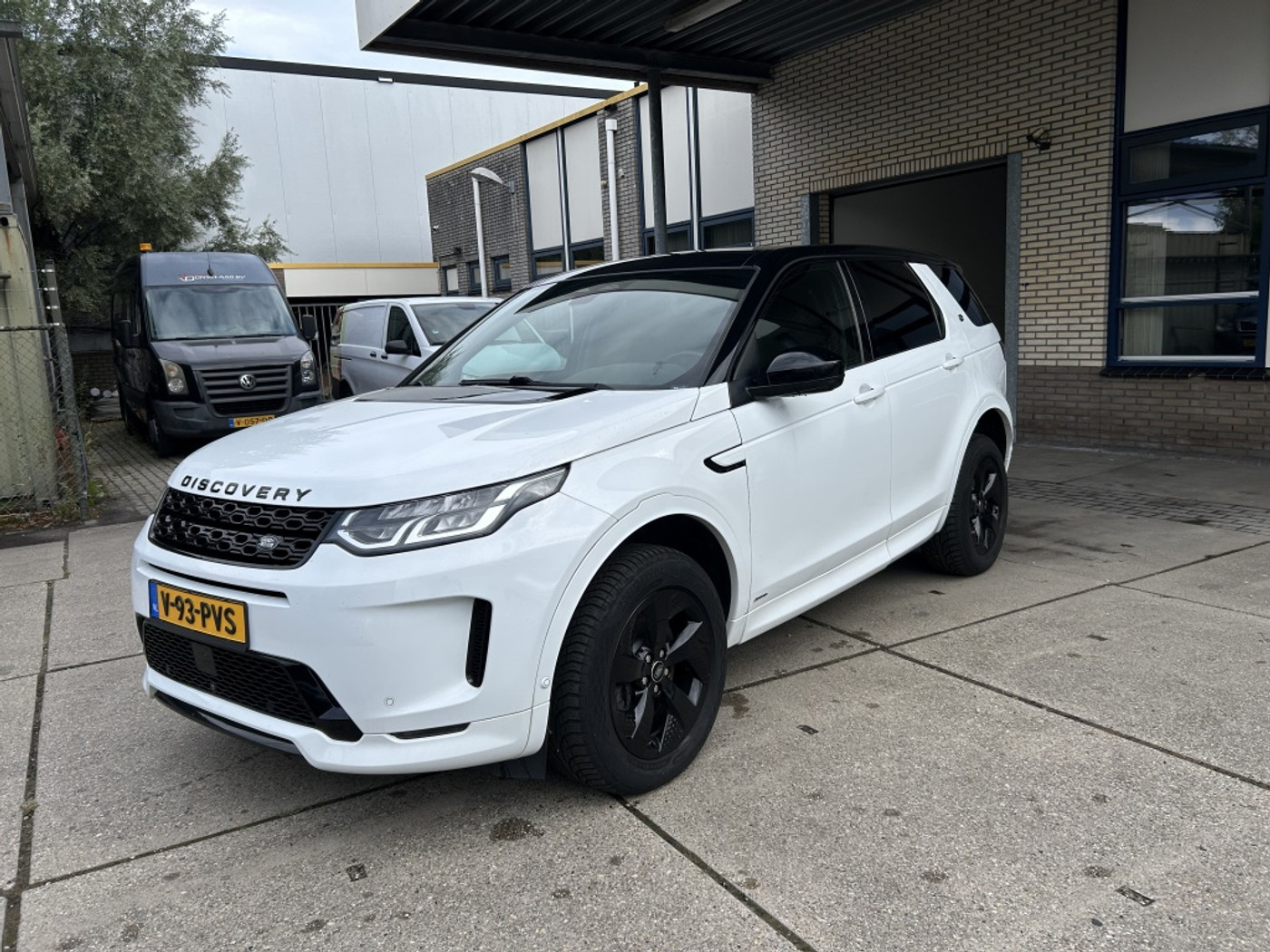 Land Rover Discovery Sport 2.0 D165 R-Dynamic 165 PK GRIJS KENTEKEN 2021 - voorkant
