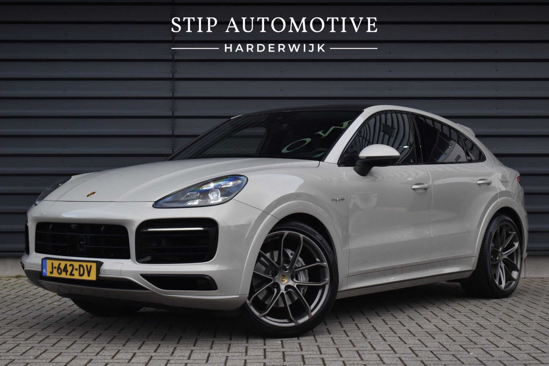 Porsche Cayenne E-hybrid 3.0 E-Hybrid 462pk Lightweight Sport Package 2020 - voorkant