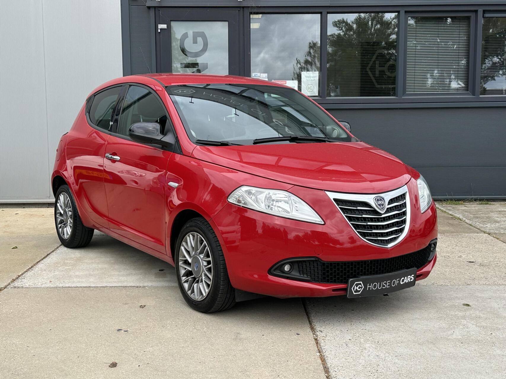 Lancia Ypsilon 0.9 TwinAir Black & Red Airco 5-Deurs NAP 2013 - voorkant