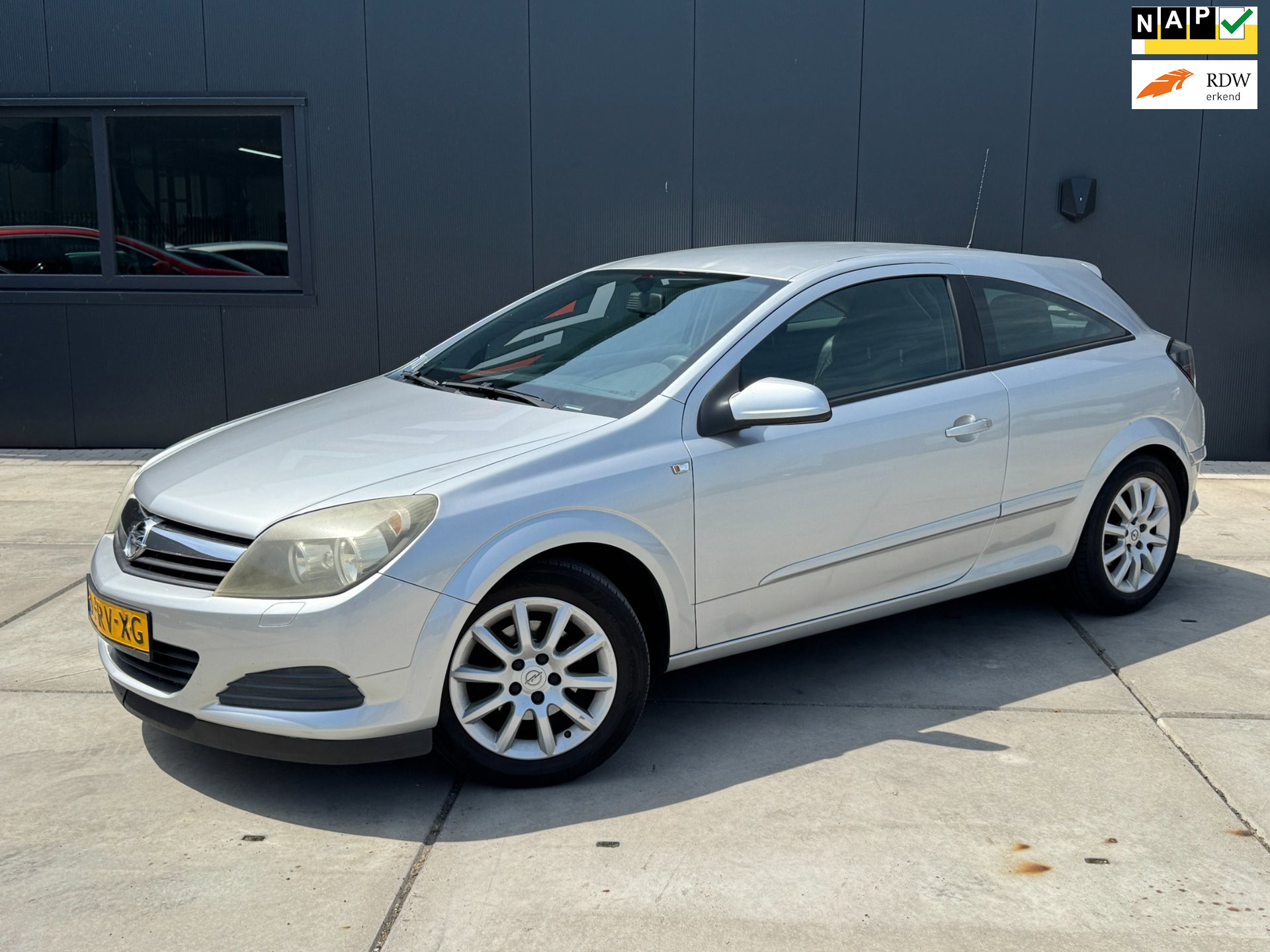 Opel Astra GTC 1.6 Edition 2005 Automaat Airco 2005 - voorkant