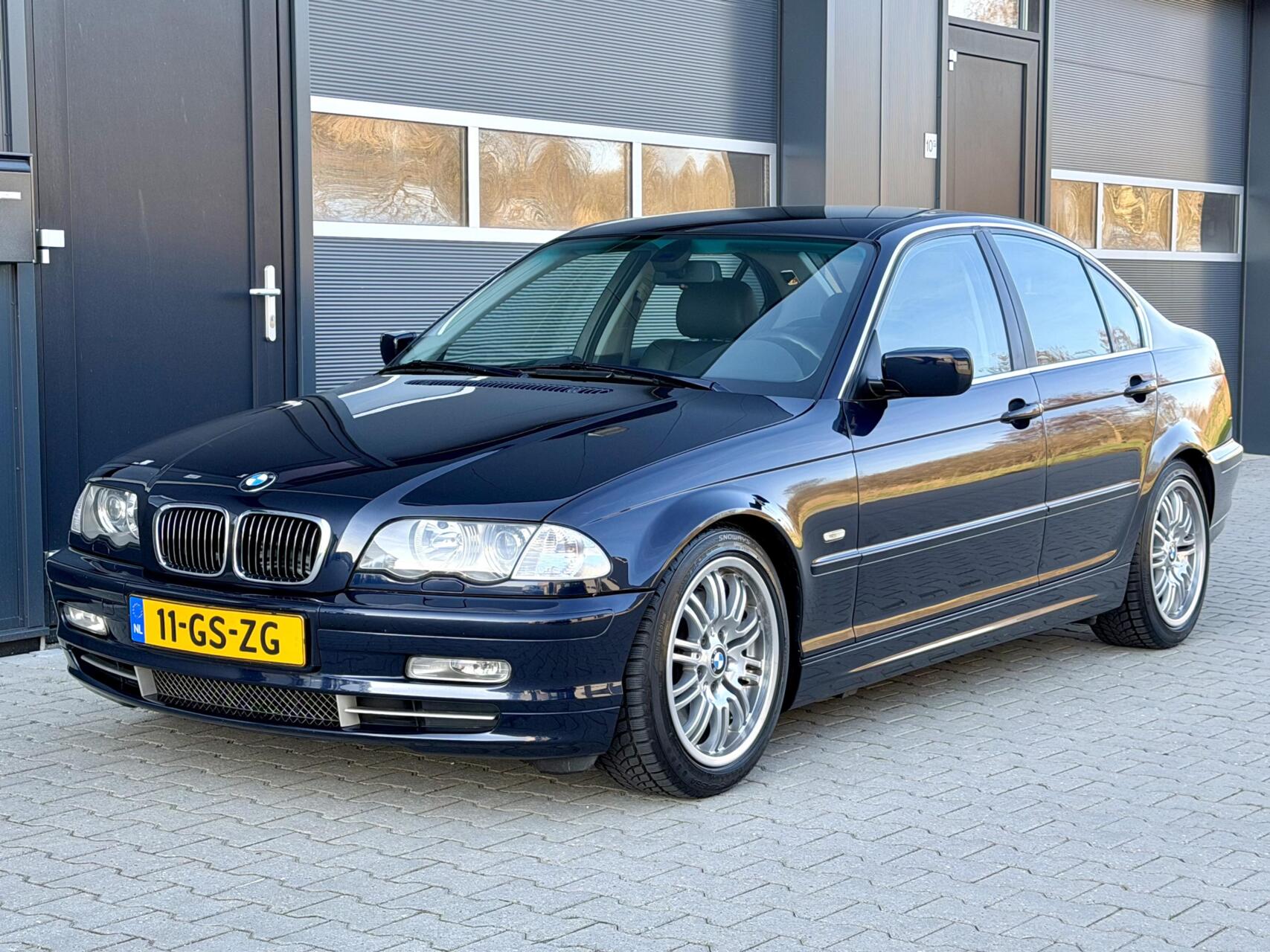 BMW 3er Reihe 330i Executive - Handbak - Origineel NL 2001 - voorkant