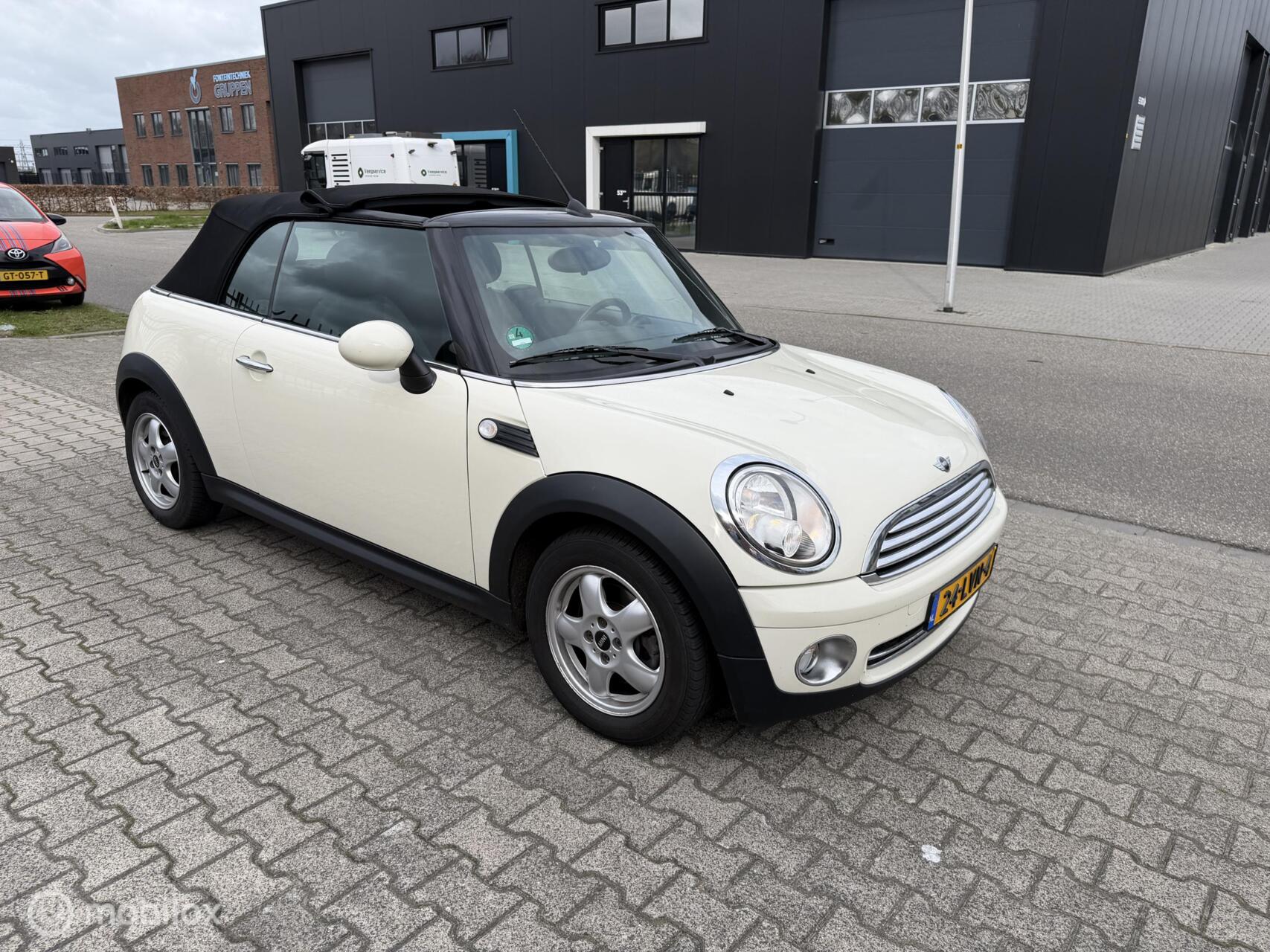 Mini Cooper Cabrio 1.6 Cooper Pepper 120.000 km nap stoelverwarming 2010 - voorkant